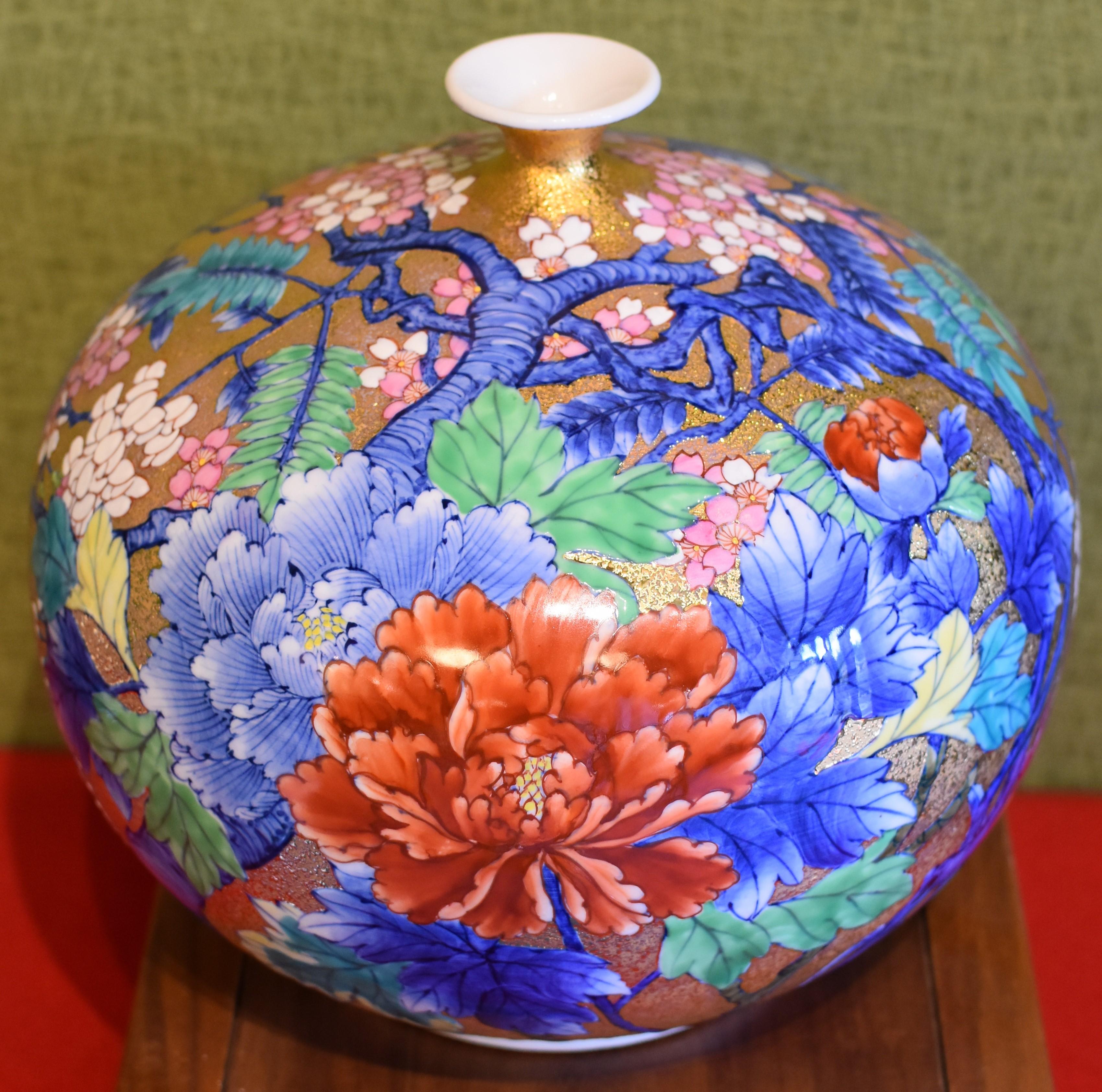 Mesmerizing contemporary Japanese porcelain vase, hand-painted in vivid blue, green, red, pink and white on an attractively shaped ovoid body in gold, a signed masterpiece by acclaimed and award-winning master porcelain artist from the Imari-Arita