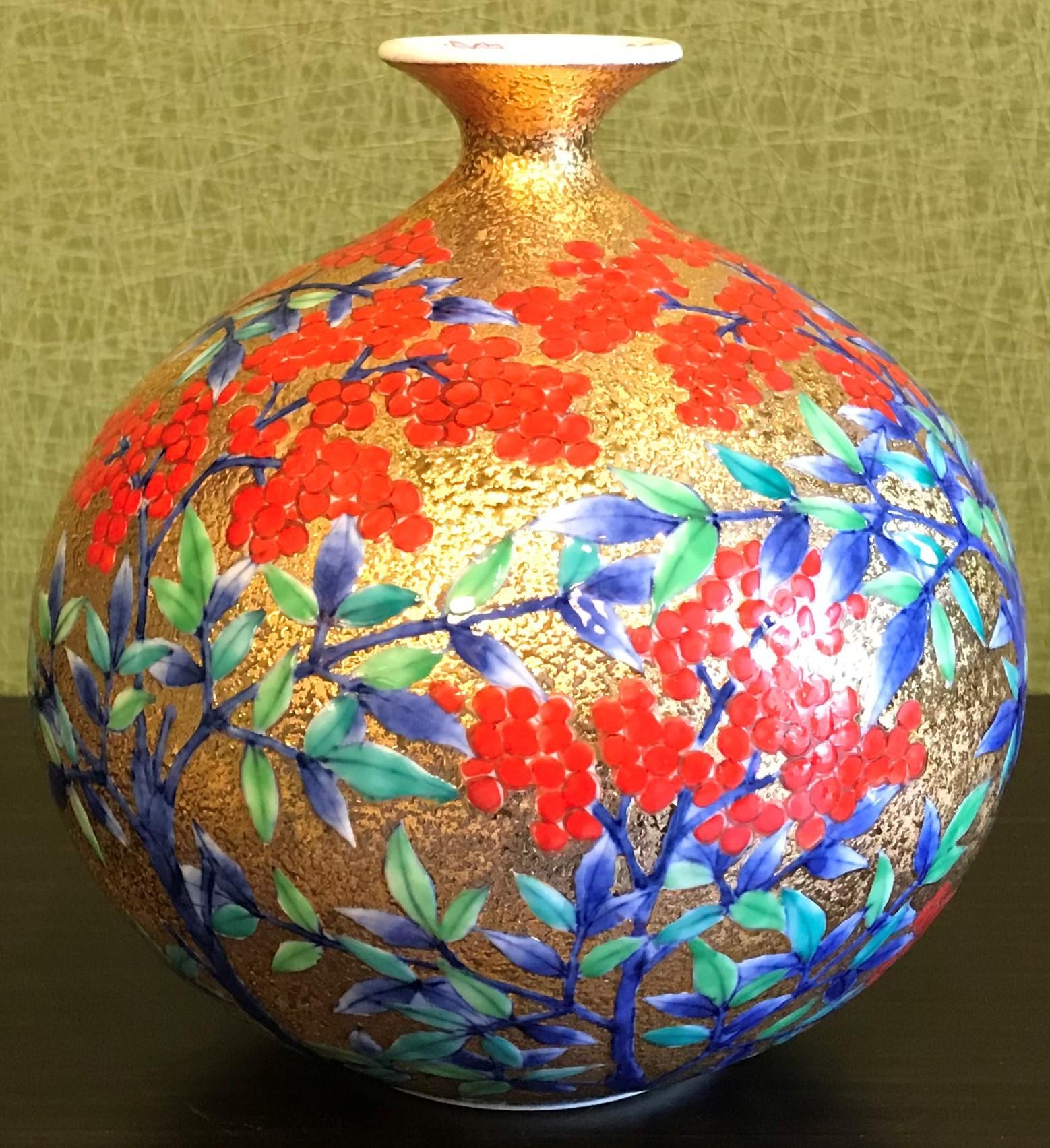 Japanese Gold Red Green Porcelain Vase by Contemporary Master Artist In New Condition In Takarazuka, JP