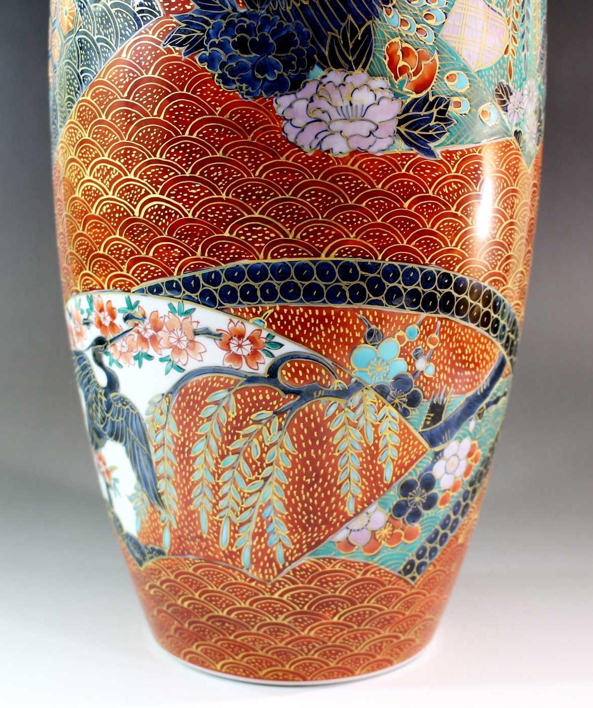 Vergoldete japanische Vase aus rotem Porzellan von einem zeitgenössischen Meisterkünstler im Zustand „Neu“ im Angebot in Takarazuka, JP