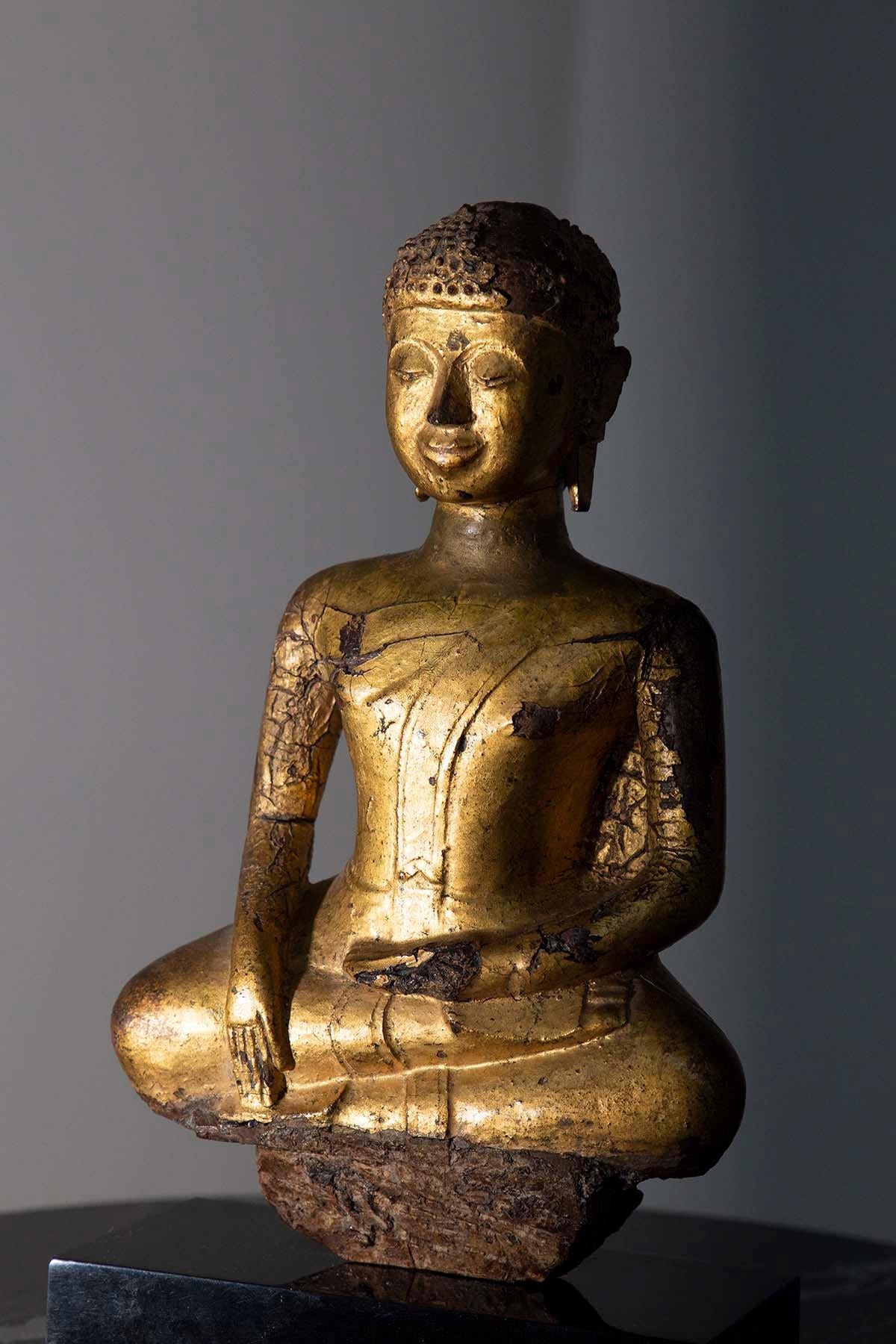 Anglo-Indian Gilded lacquered wood sculpture depicting Buddha Burma For Sale