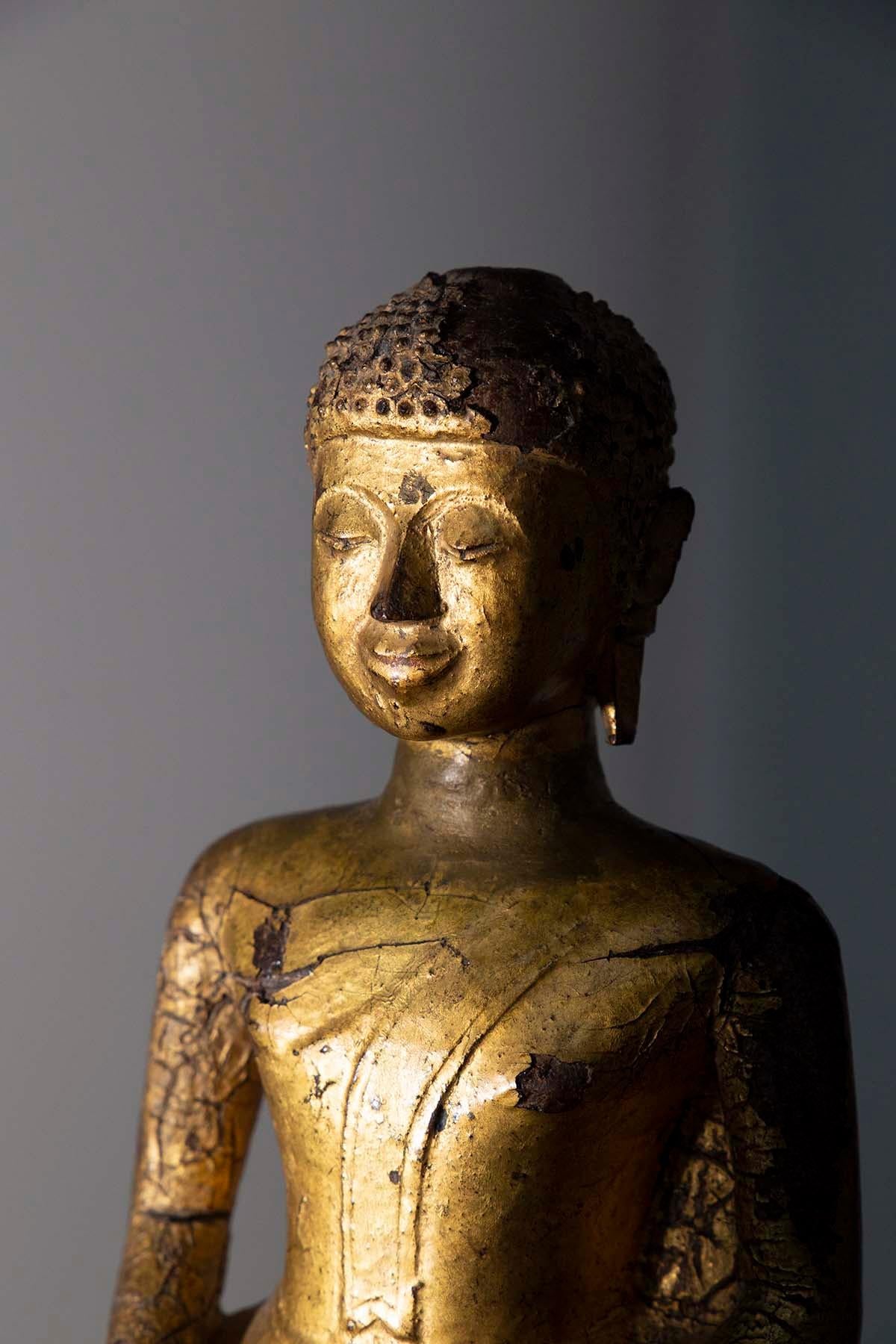 Sculpture en bois laqué doré représentant un Bouddha de Birmanie Bon état - En vente à Milano, IT