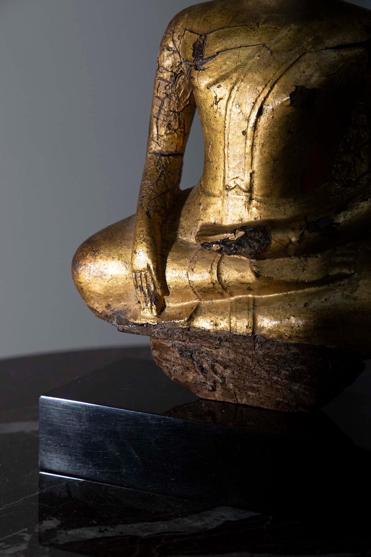 Vergoldete, lackierte Holzskulptur, die Buddha Burma darstellt im Zustand „Gut“ im Angebot in Milano, IT