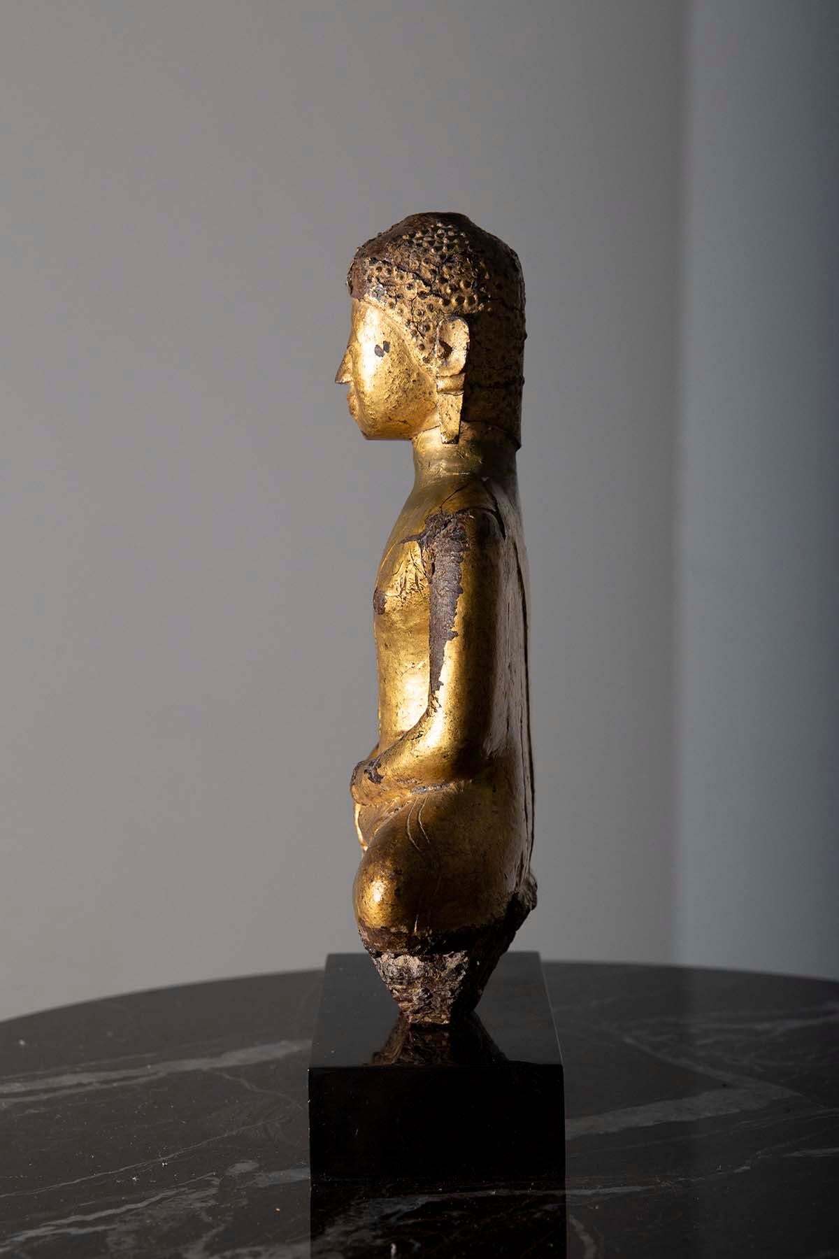 Bois Sculpture en bois laqué doré représentant un Bouddha de Birmanie en vente