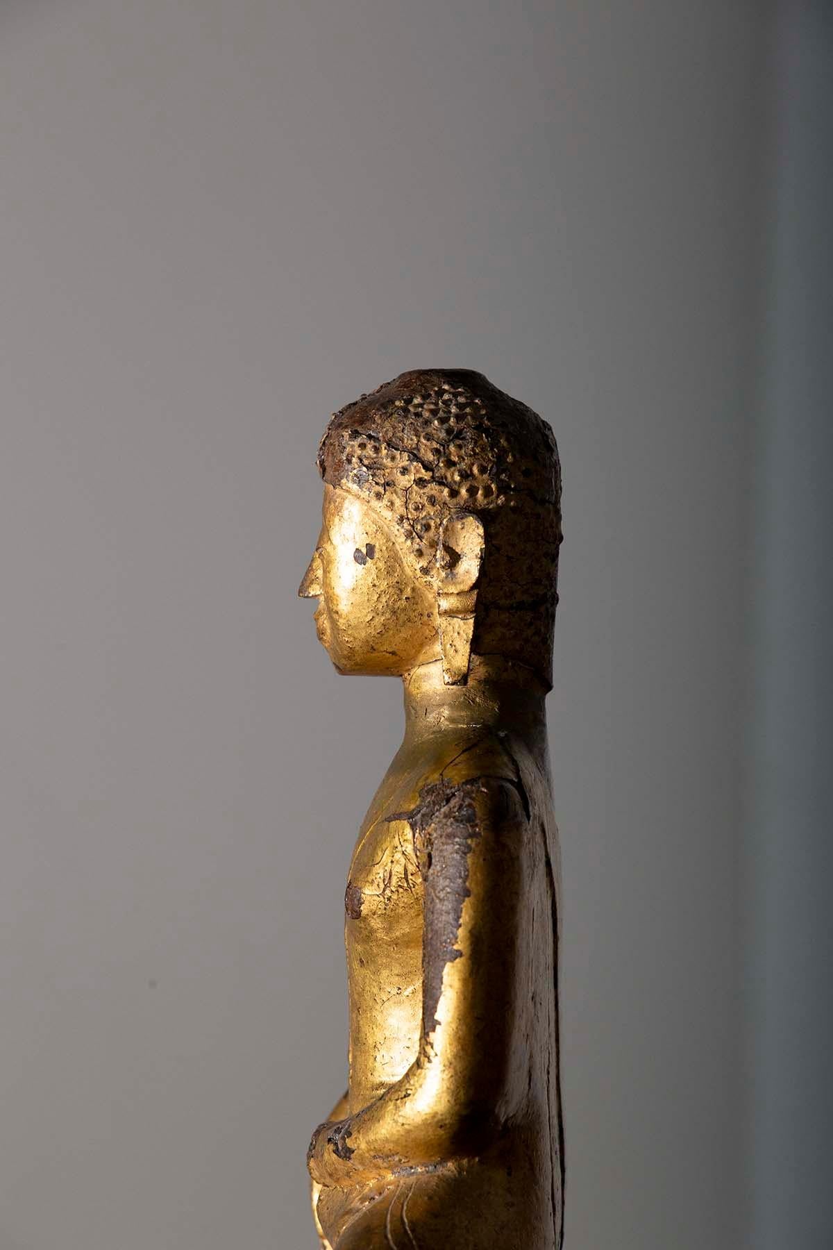 Vergoldete, lackierte Holzskulptur, die Buddha Burma darstellt im Angebot 1