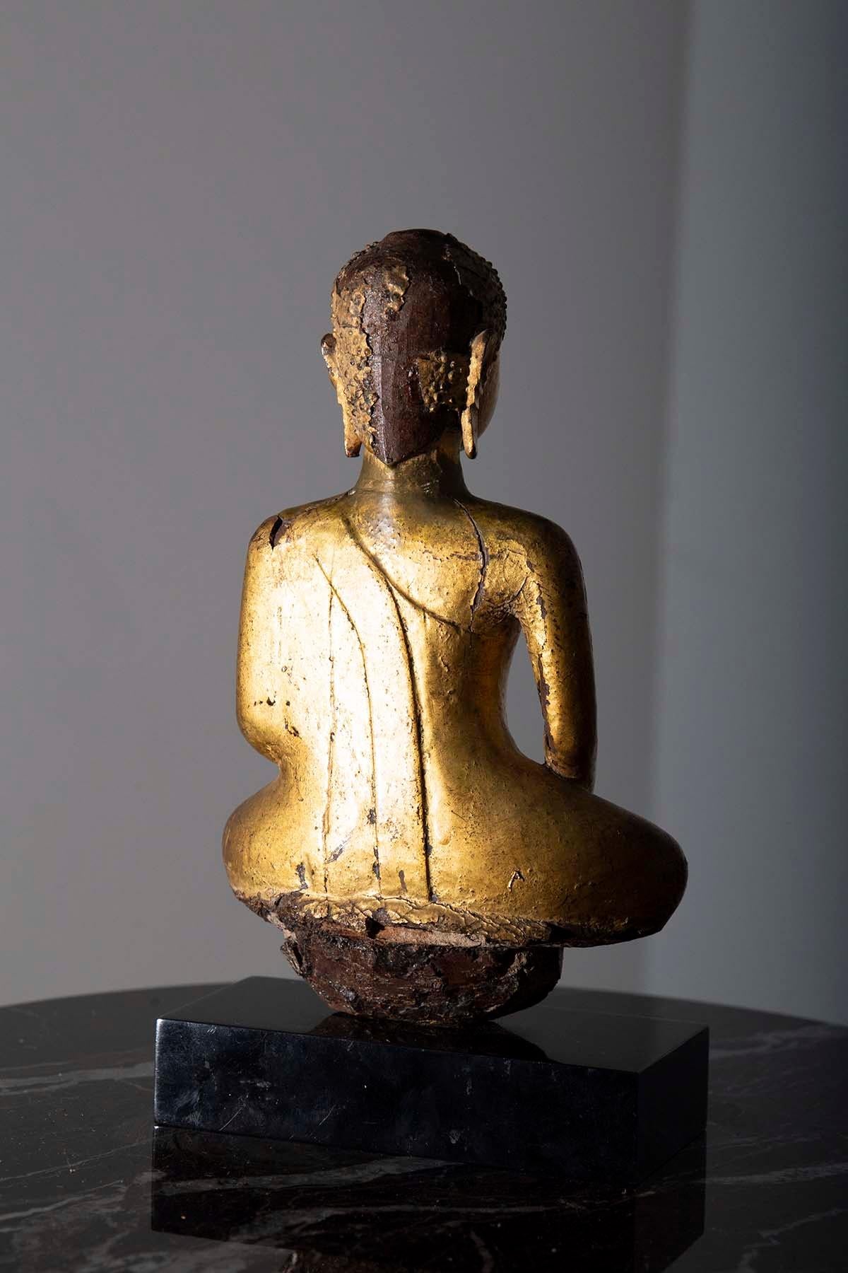 Sculpture en bois laqué doré représentant un Bouddha de Birmanie en vente 2