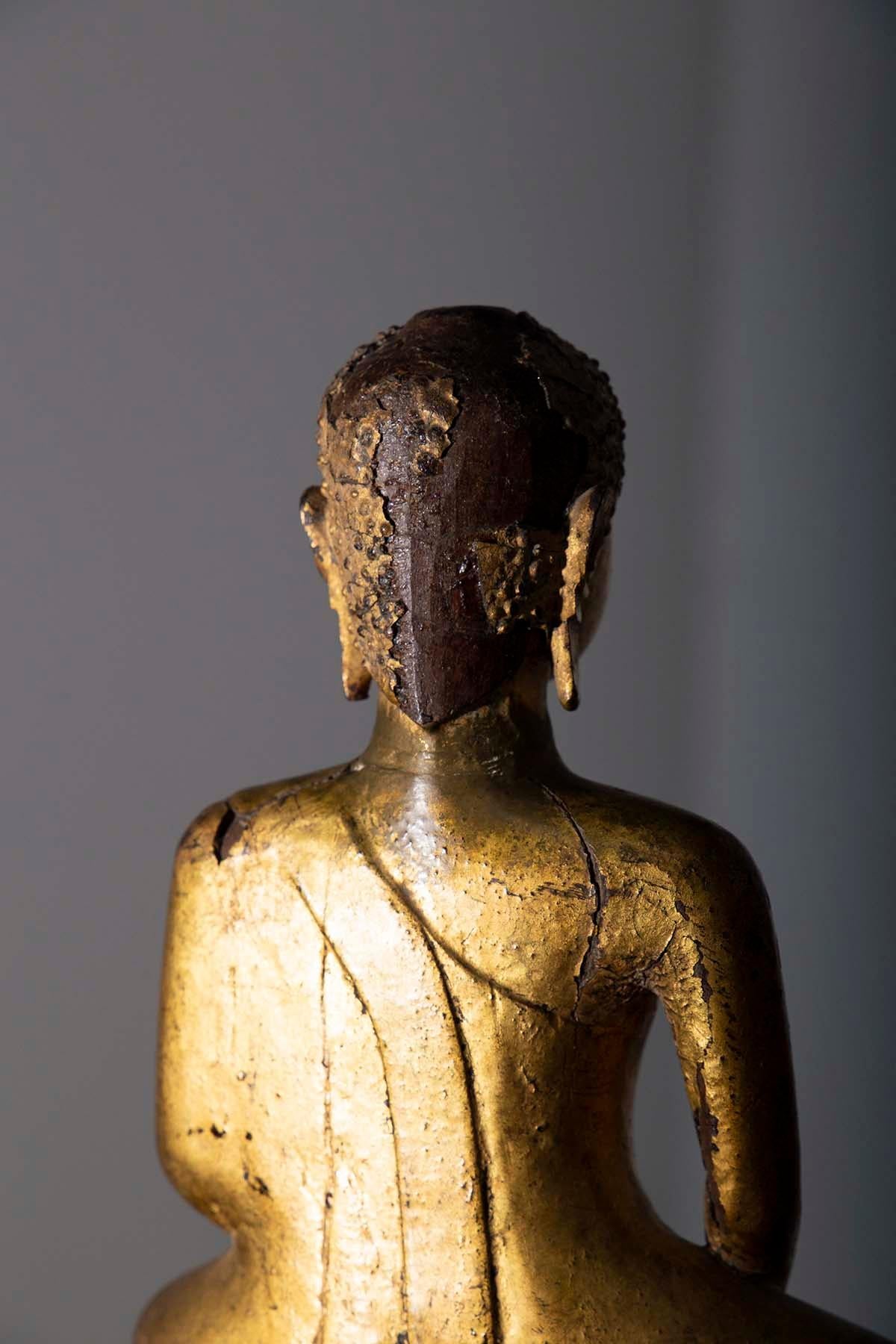Vergoldete, lackierte Holzskulptur, die Buddha Burma darstellt im Angebot 3