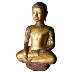 Sculpture en bois laqué doré représentant un Bouddha de Birmanie