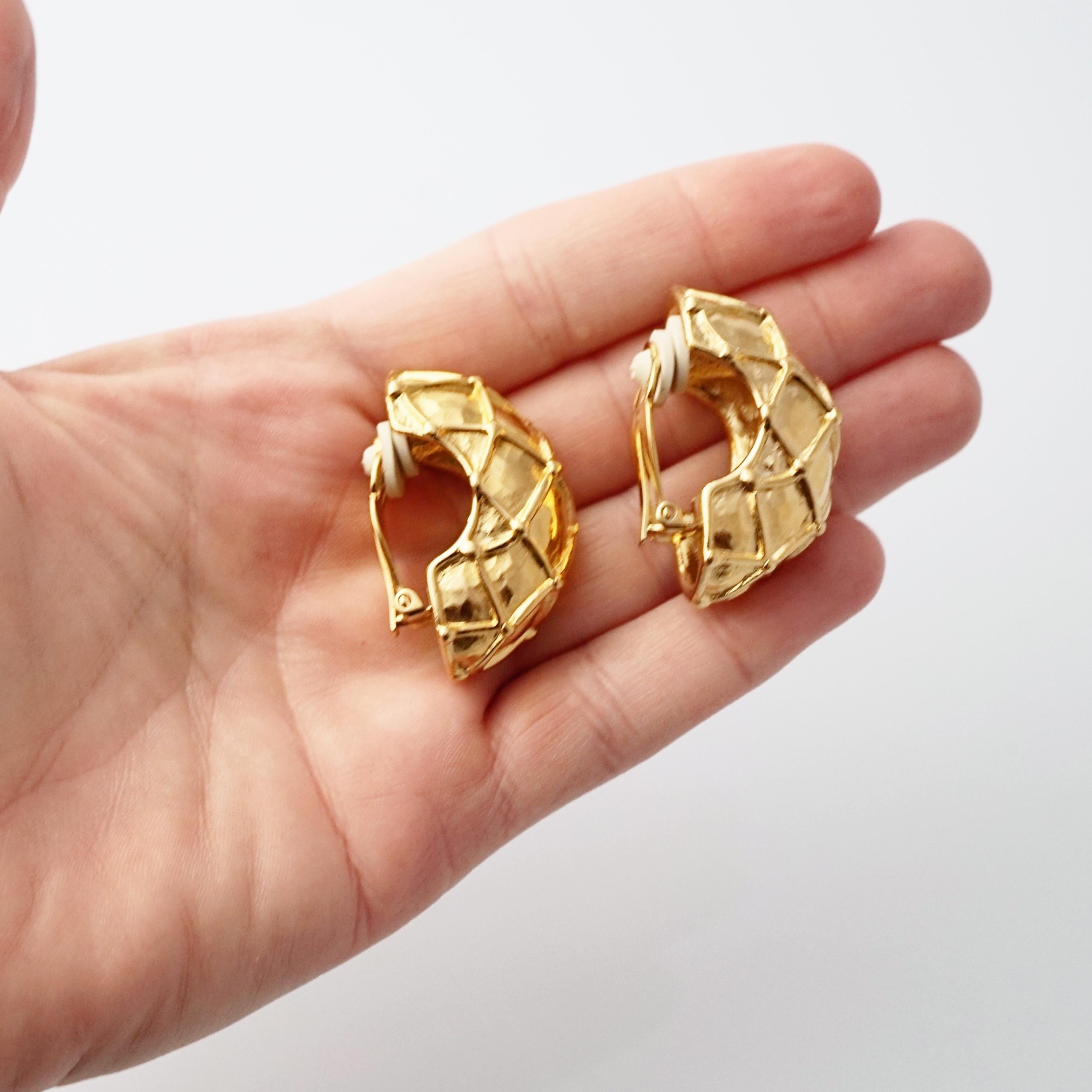 Boucles d'oreilles en forme de demi-cercle à motifs de treillis dorés par Givenchy, années 1980 en vente 5