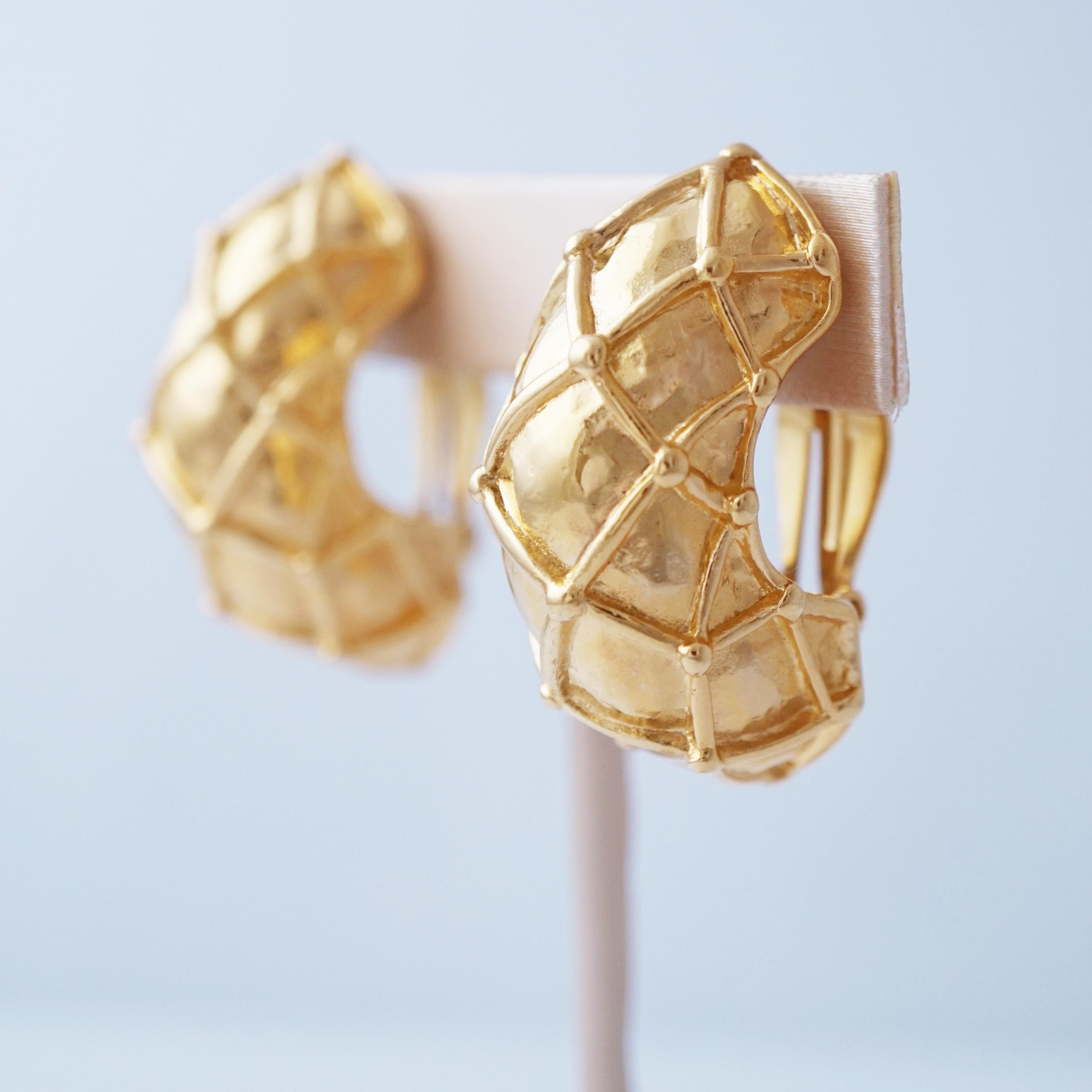 Moderne Boucles d'oreilles en forme de demi-cercle à motifs de treillis dorés par Givenchy, années 1980 en vente