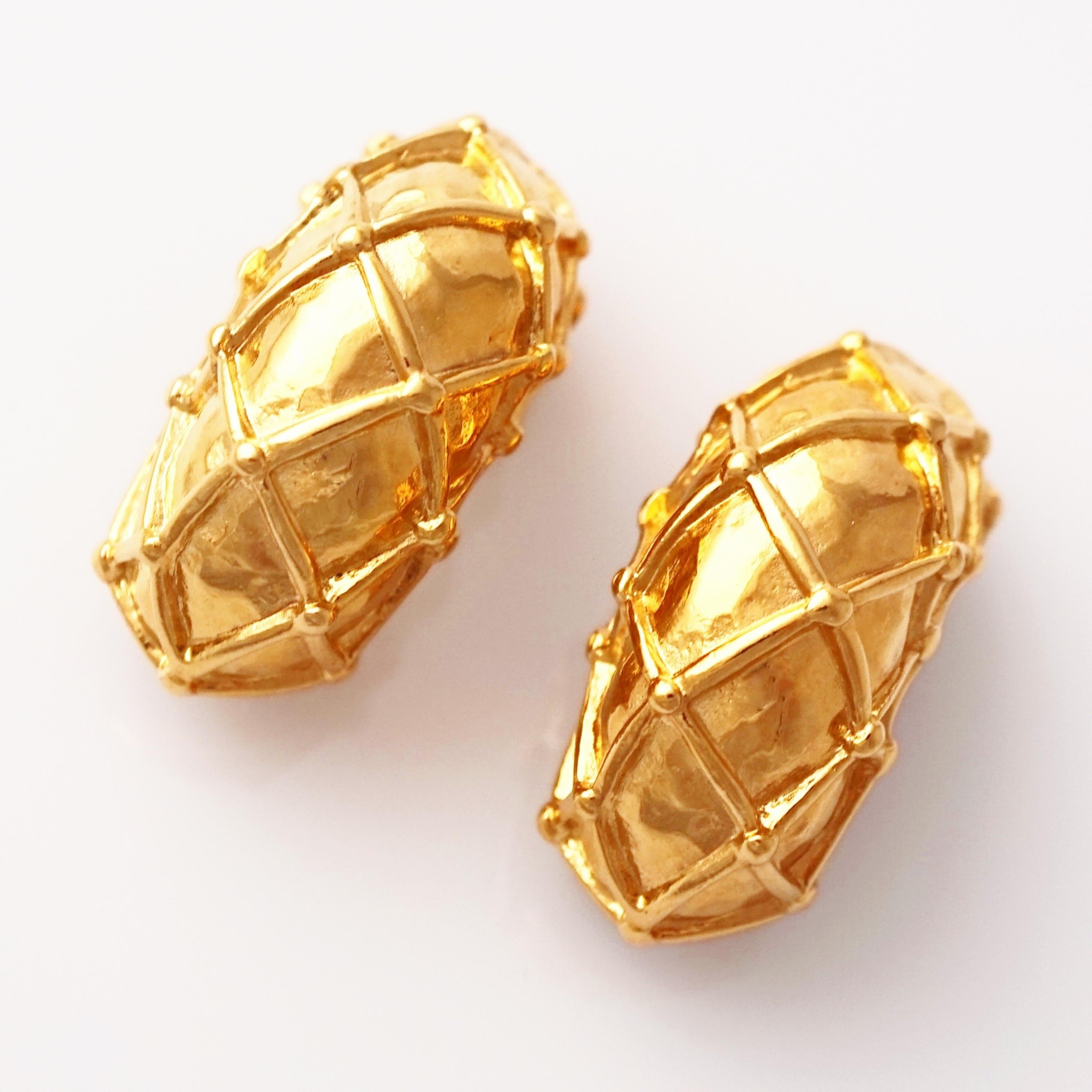 Boucles d'oreilles en forme de demi-cercle à motifs de treillis dorés par Givenchy, années 1980 Bon état - En vente à McKinney, TX