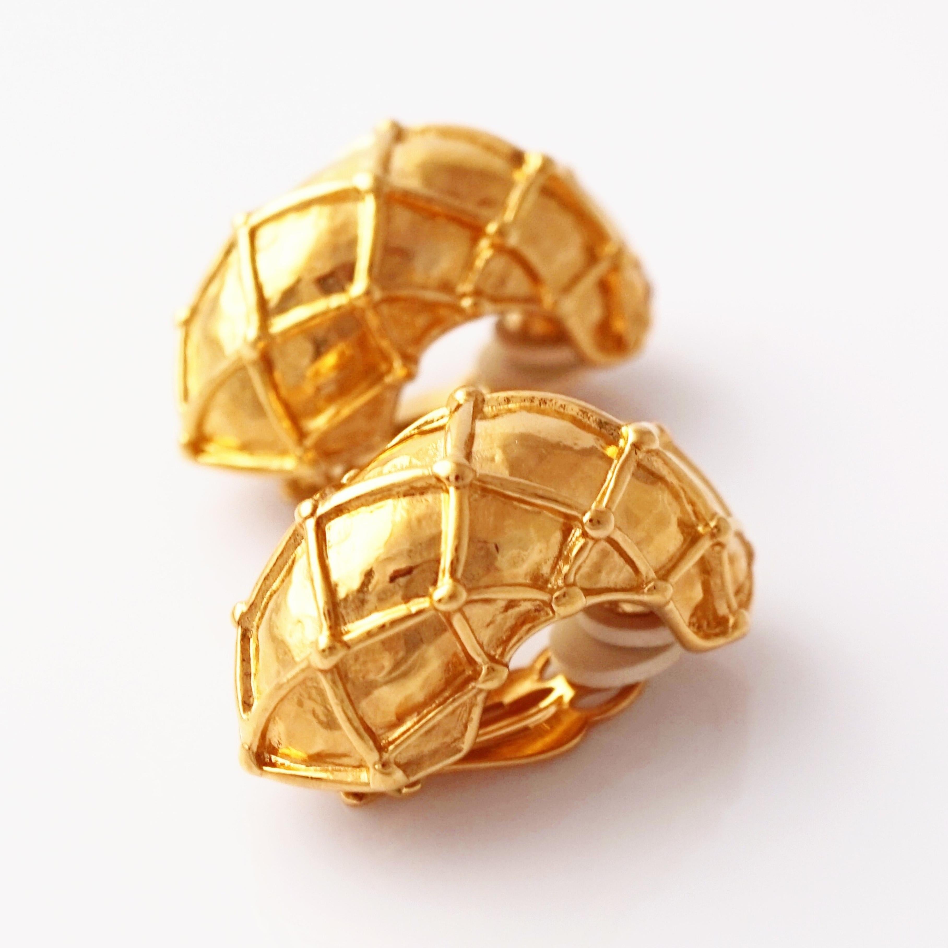 Boucles d'oreilles en forme de demi-cercle à motifs de treillis dorés par Givenchy, années 1980 Pour femmes en vente