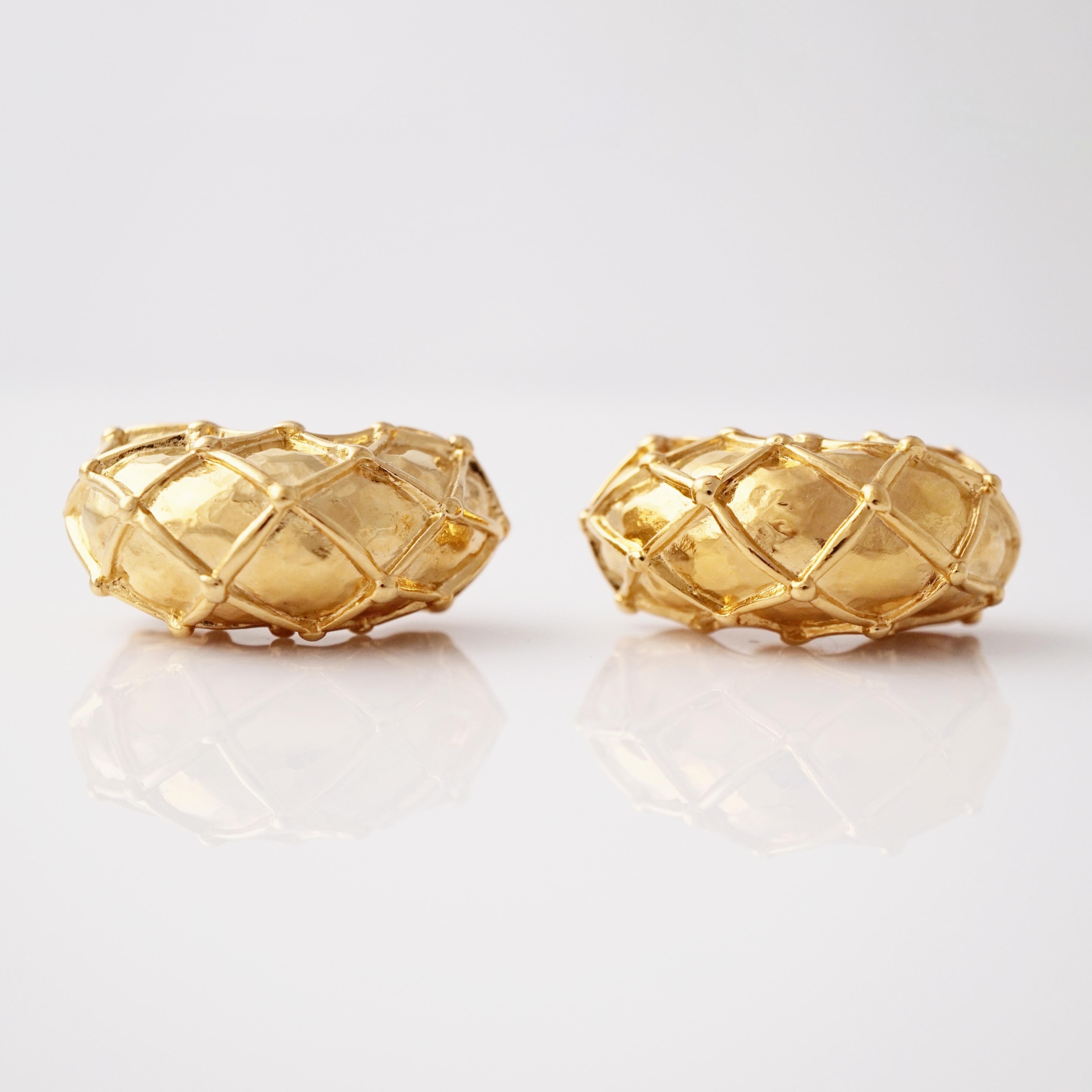 Boucles d'oreilles en forme de demi-cercle à motifs de treillis dorés par Givenchy, années 1980 en vente 1