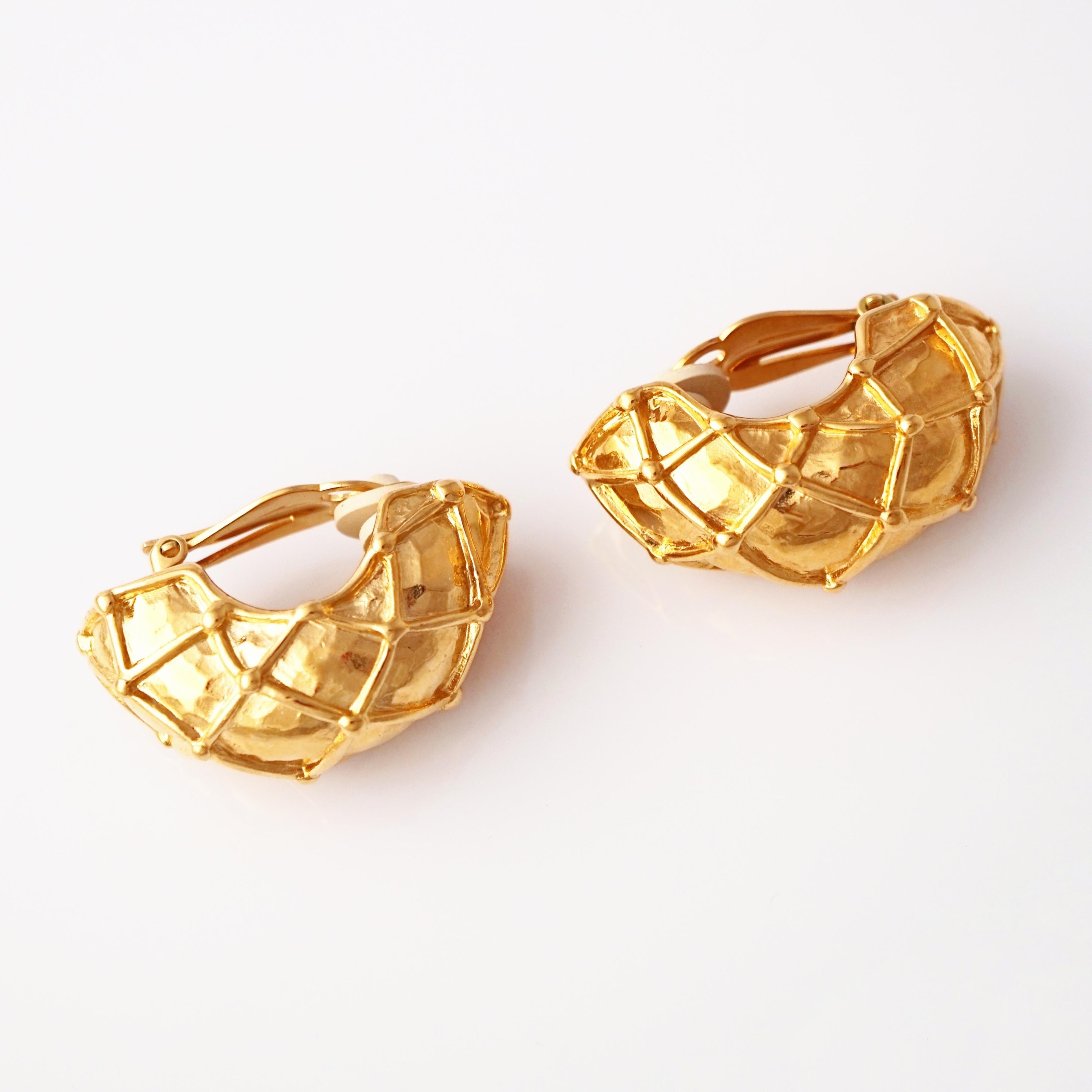 Boucles d'oreilles en forme de demi-cercle à motifs de treillis dorés par Givenchy, années 1980 en vente 2