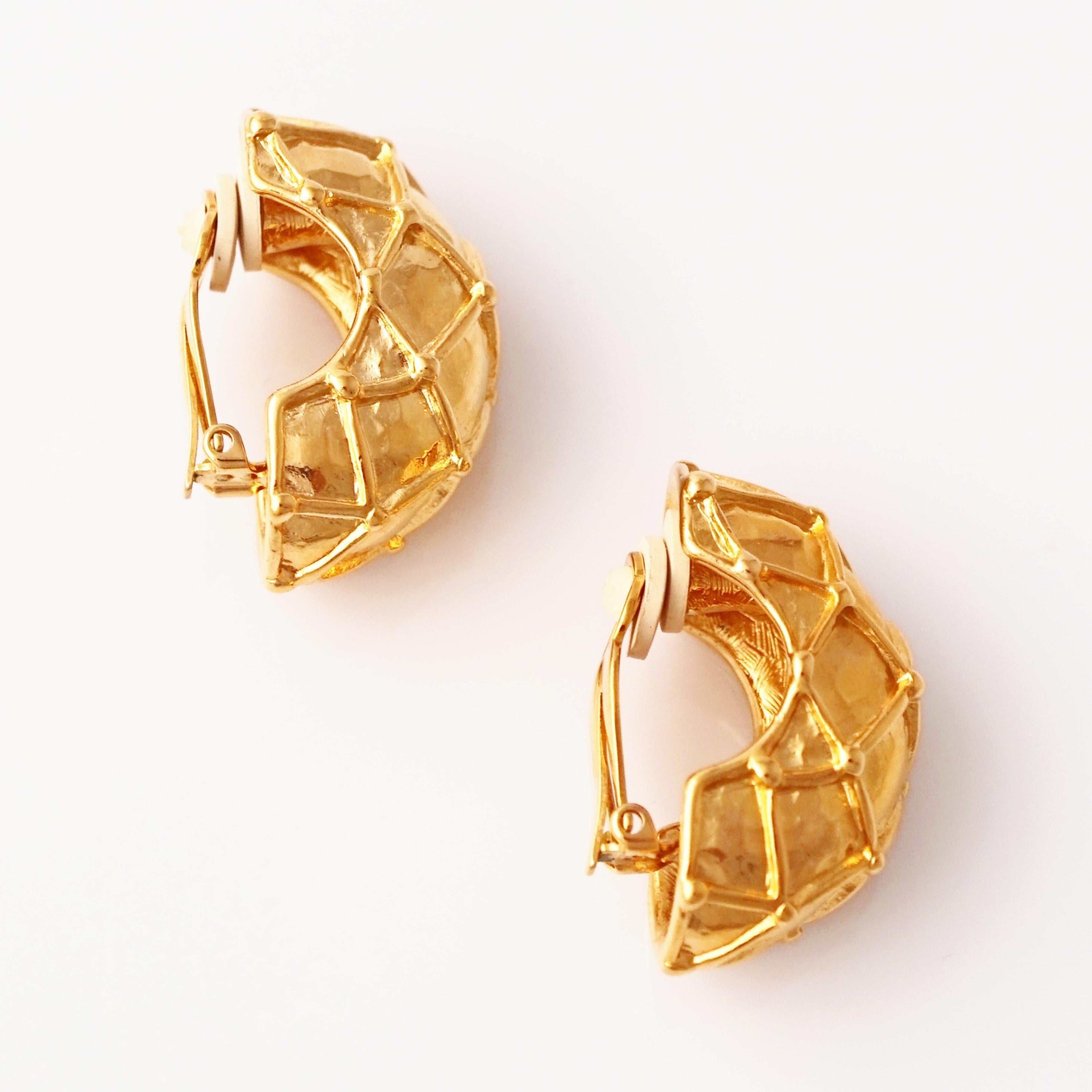 Boucles d'oreilles en forme de demi-cercle à motifs de treillis dorés par Givenchy, années 1980 en vente 3