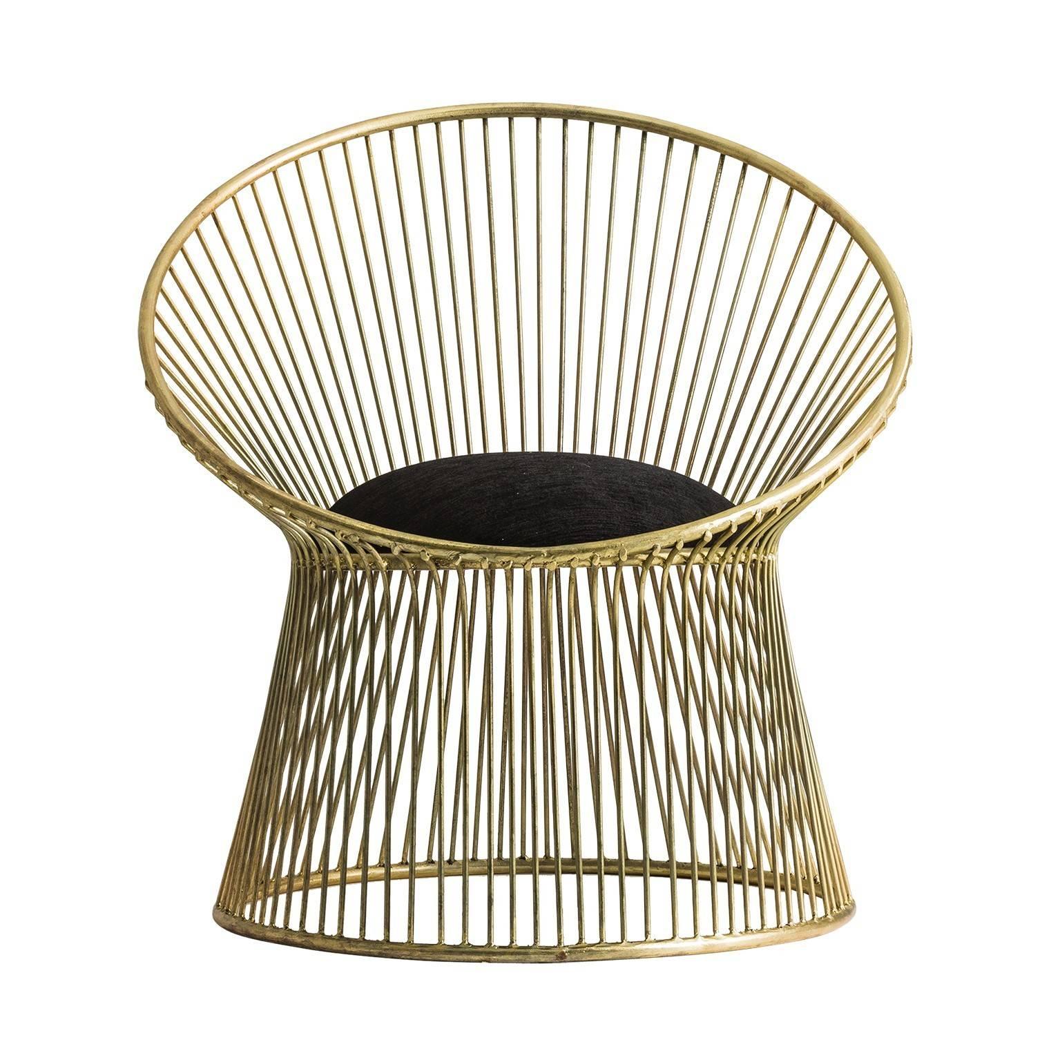 Gilded metal and Art Deco style armchair graphic and timeless design, an aerial aspect for a solid foundation.