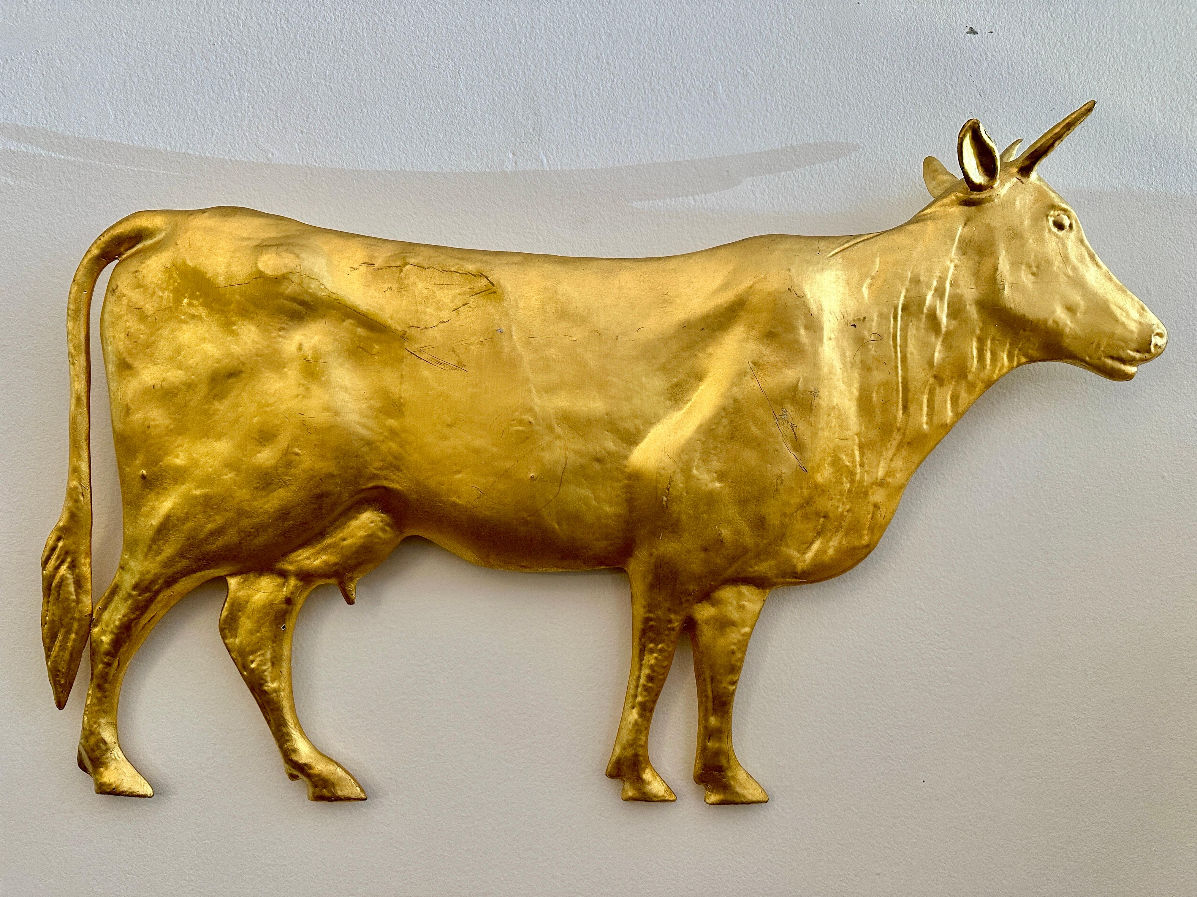 Escultura de pared Vaca de metal dorado en venta 5