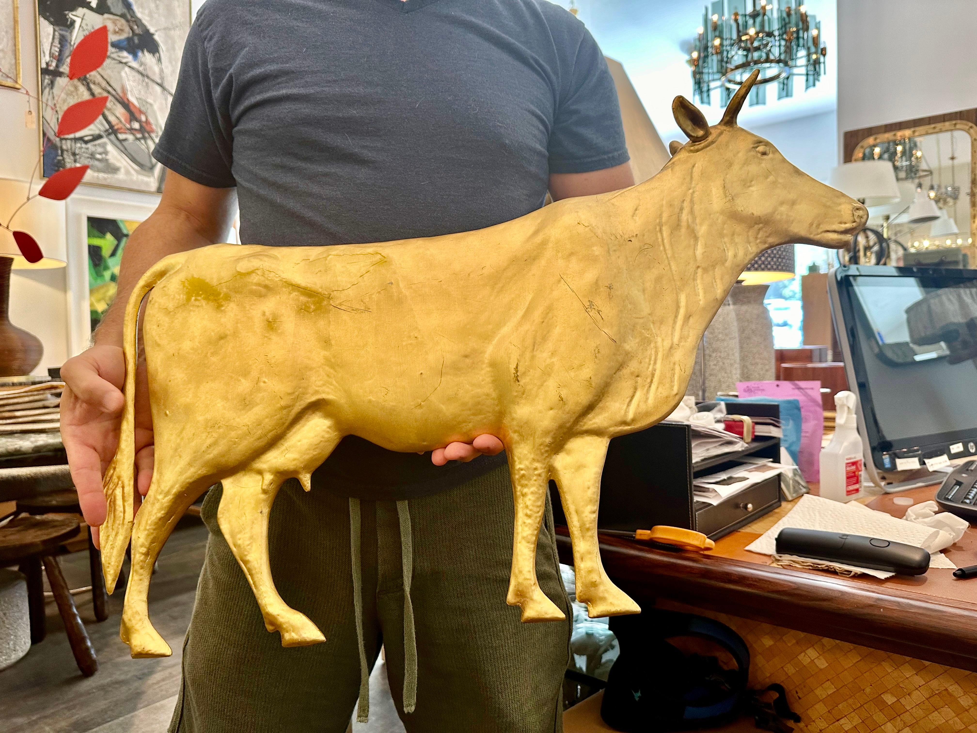 Esta escultura/arte de pared de vaca de metal dorado, maravillosamente detallada, tiene una gran precisión dimensional y un vivo colorido. Se cuelga perfectamente en cualquier pared. Acabado dorado por ambos lados. Soporte para colgar en la parte