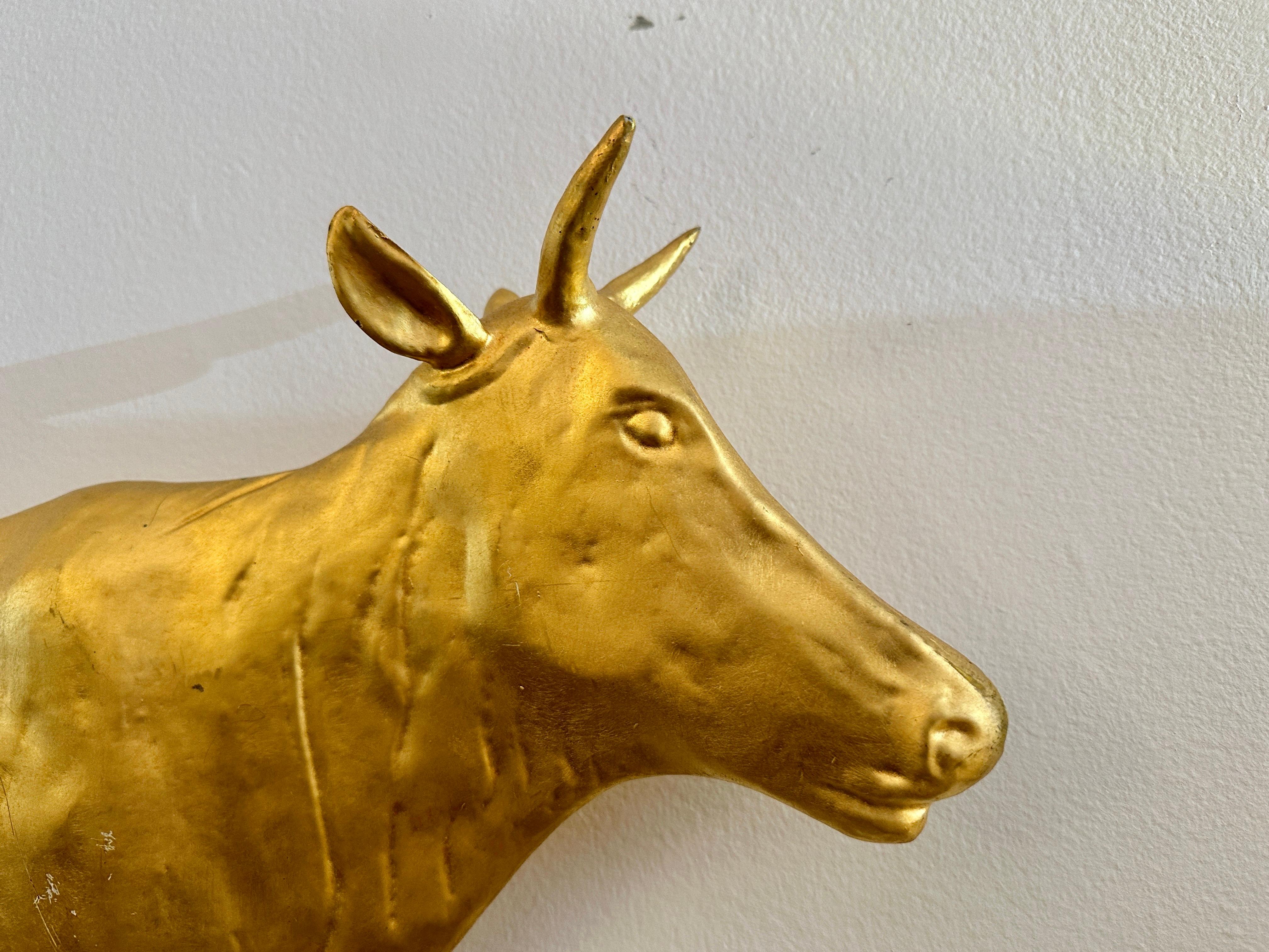 Escultura de pared Vaca de metal dorado Británico en venta