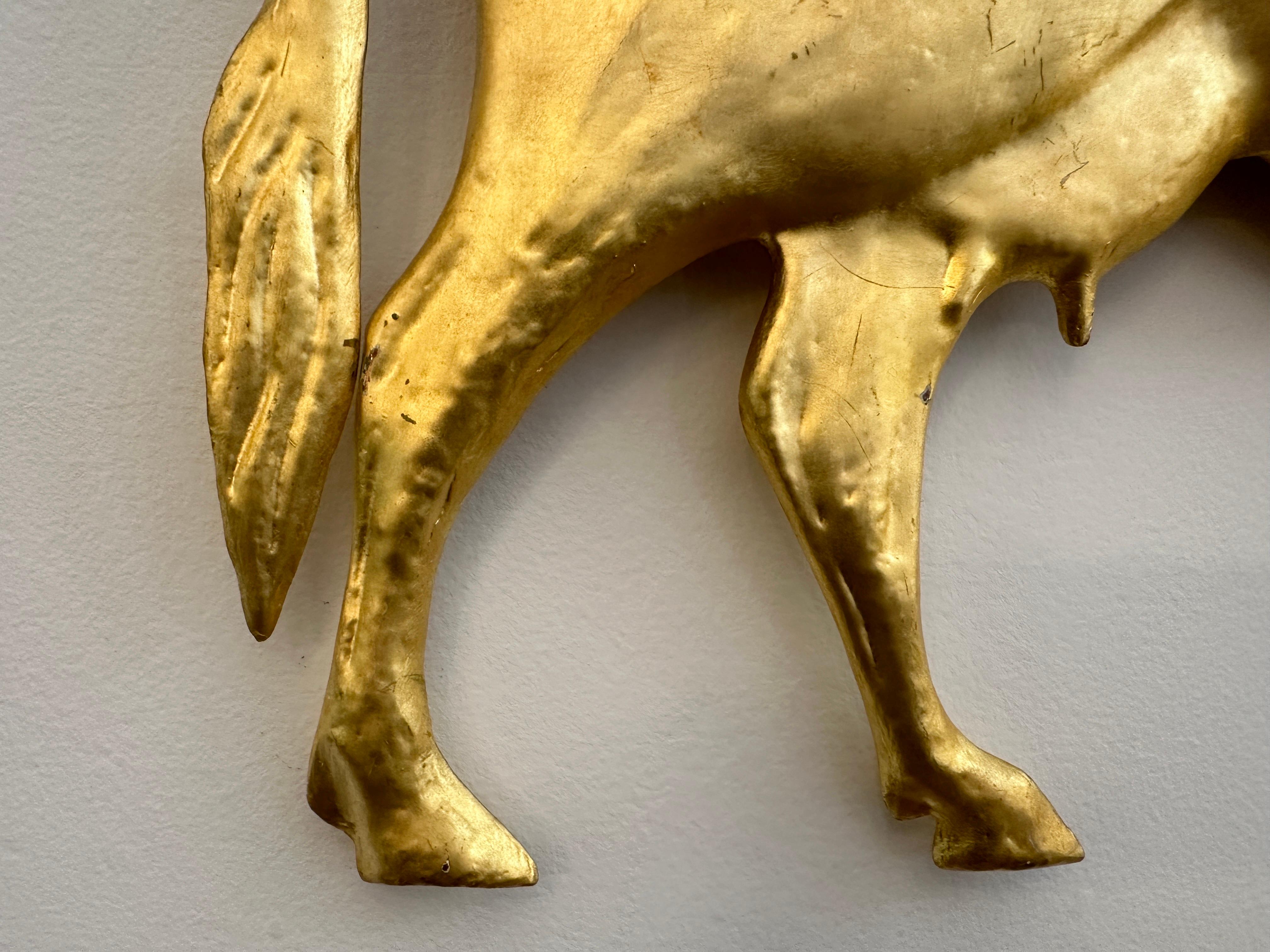 Escultura de pared Vaca de metal dorado siglo XX en venta