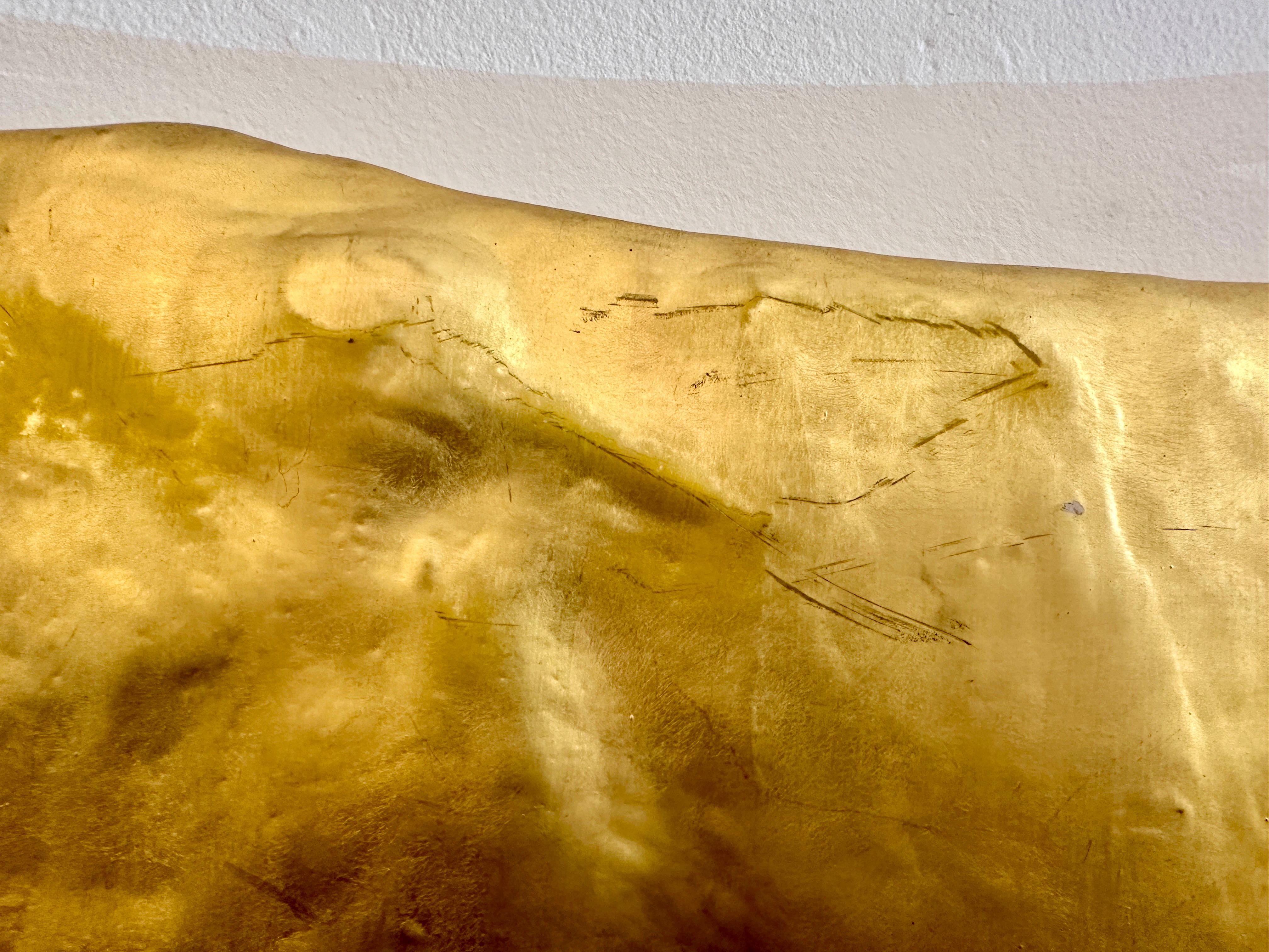 Escultura de pared Vaca de metal dorado en venta 1