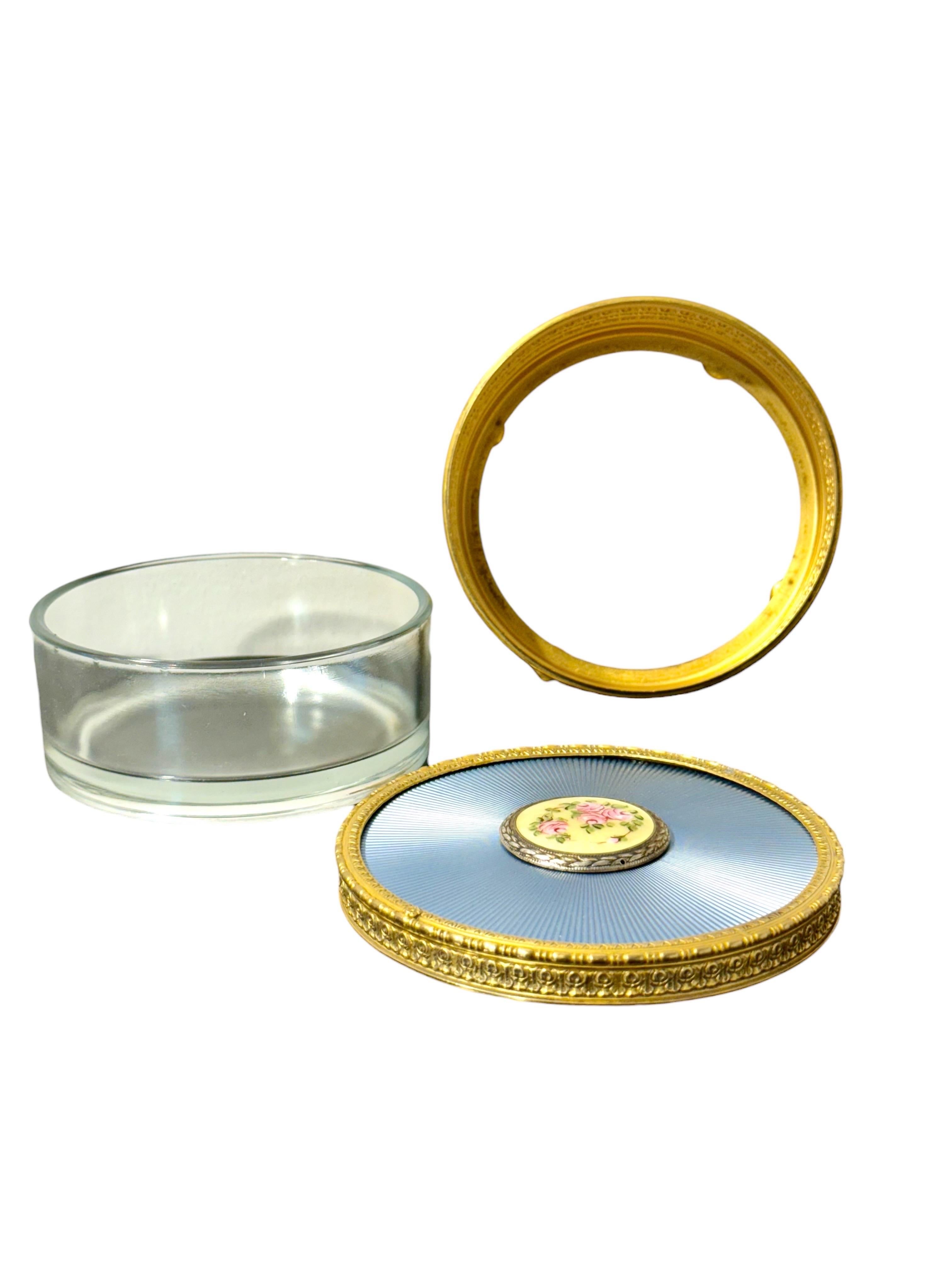 Boîte à bijoux en métal doré et émail guilloché avec miniature peinte à la main en vente 3