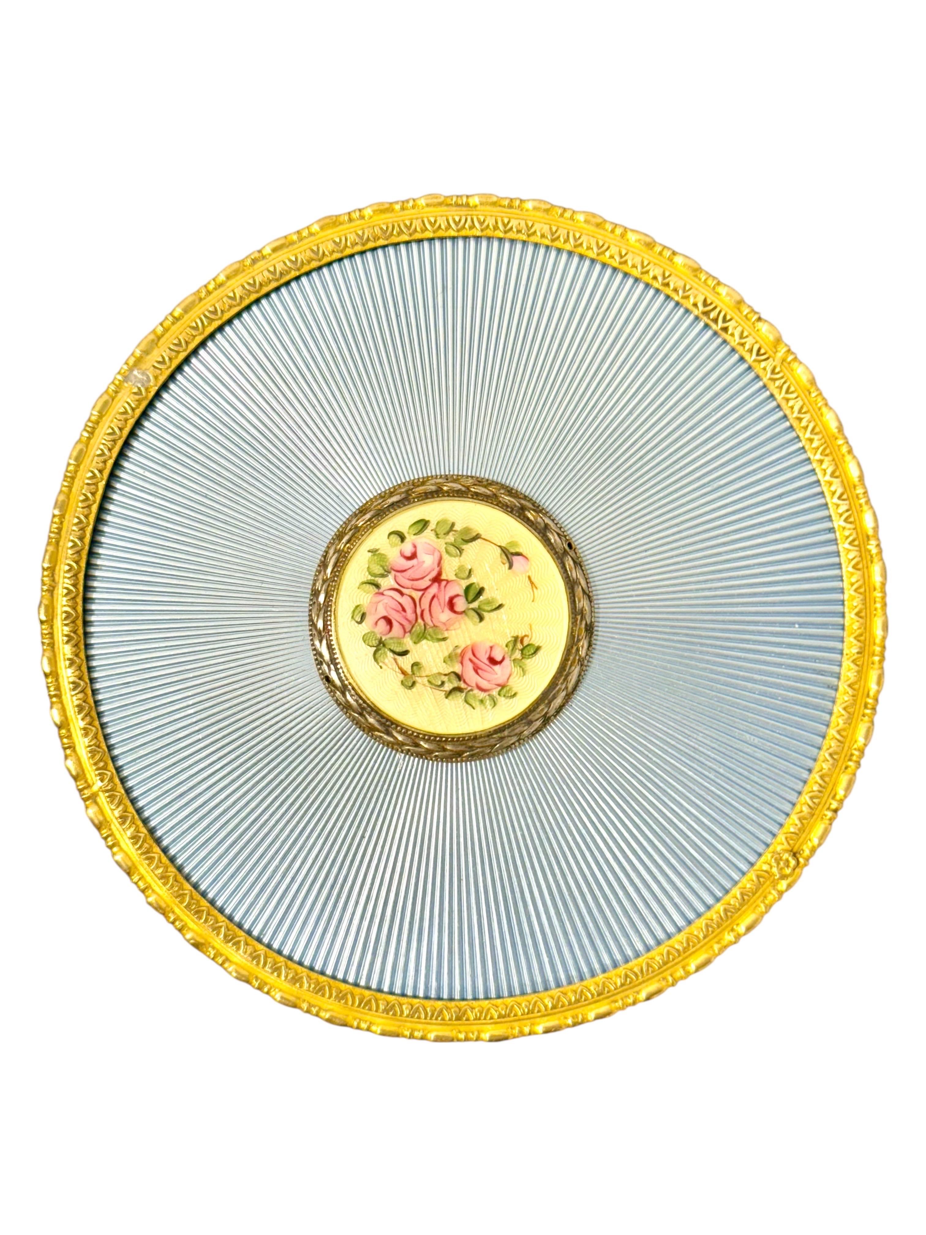 Boîte à bijoux en métal doré et émail guilloché avec miniature peinte à la main en vente 4