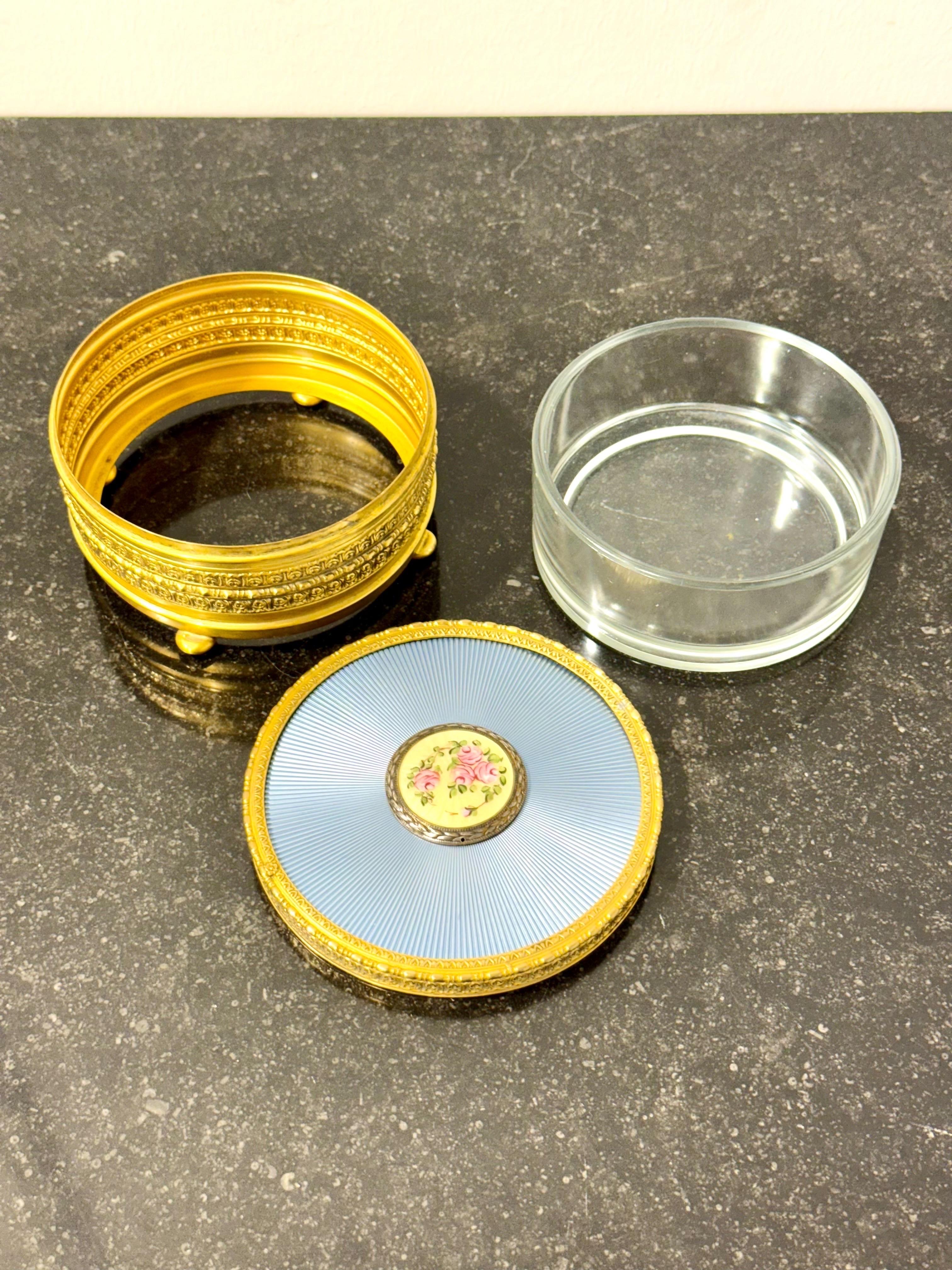 Boîte à bijoux en métal doré et émail guilloché avec miniature peinte à la main en vente 5