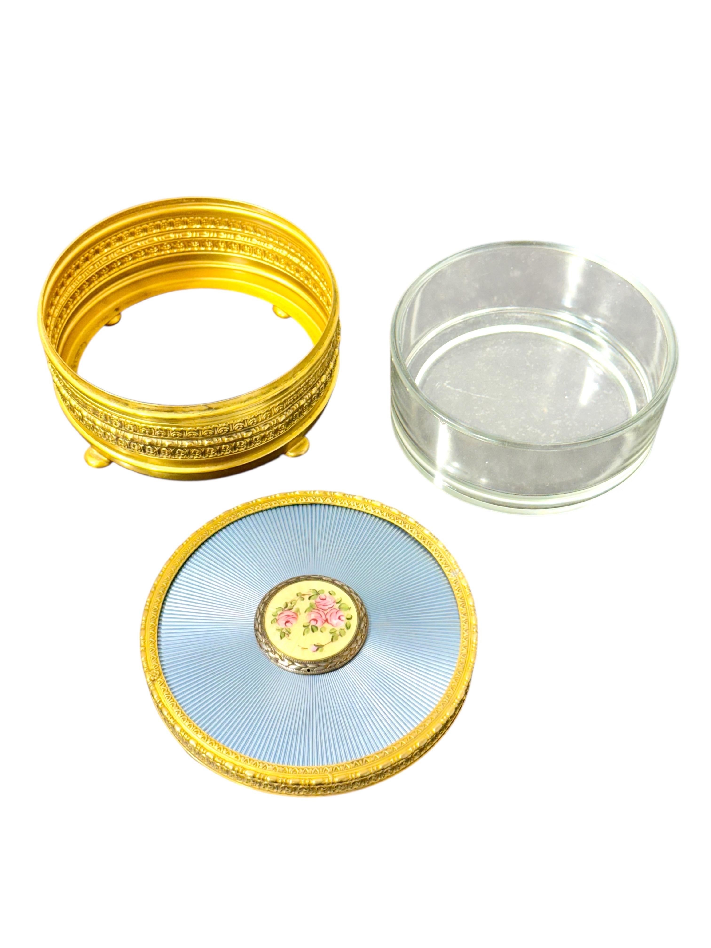 Boîte à bijoux en métal doré et émail guilloché avec miniature peinte à la main en vente 6