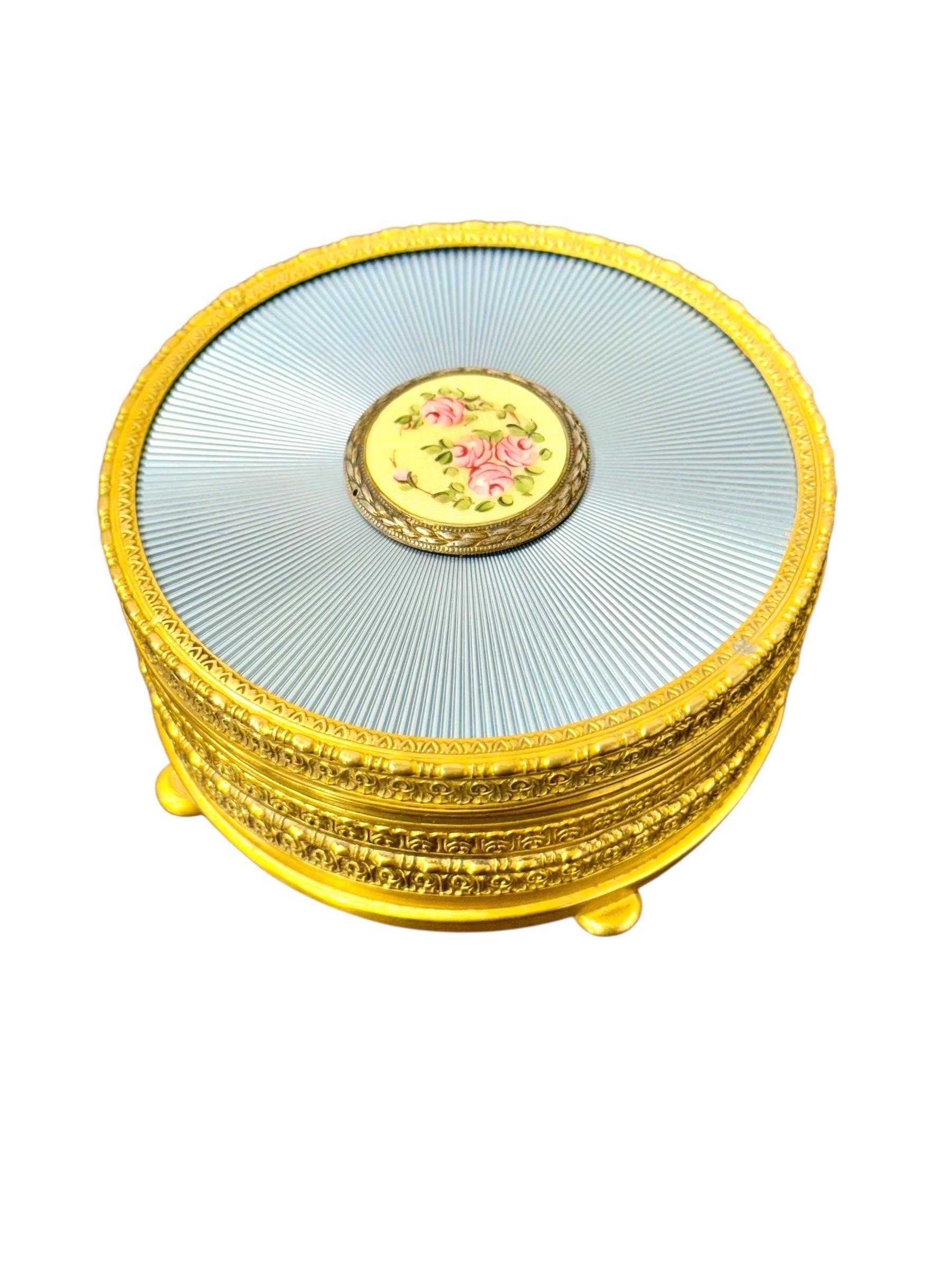 Boîte à bijoux en métal doré et émail guilloché avec miniature peinte à la main en vente 7