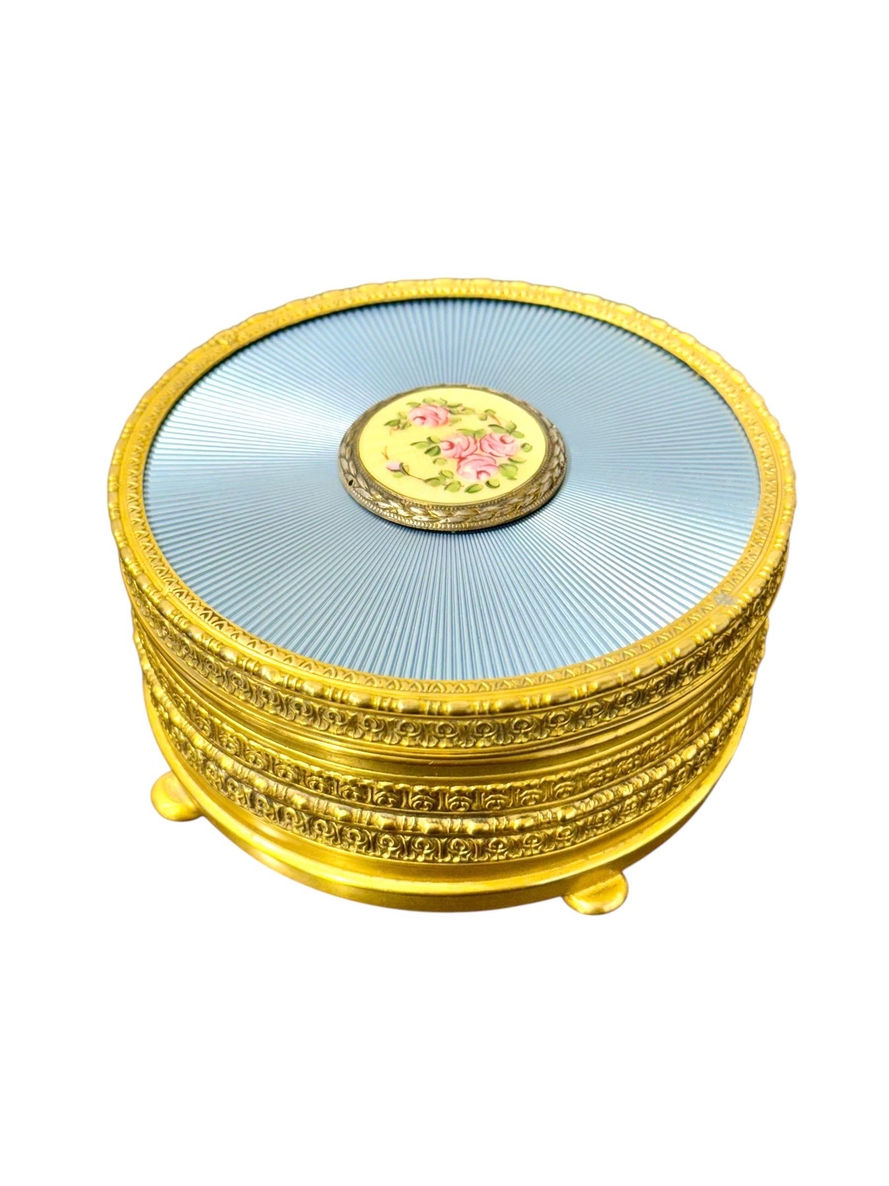 Boîte à bijoux en métal doré et émail guilloché avec miniature peinte à la main en vente 8