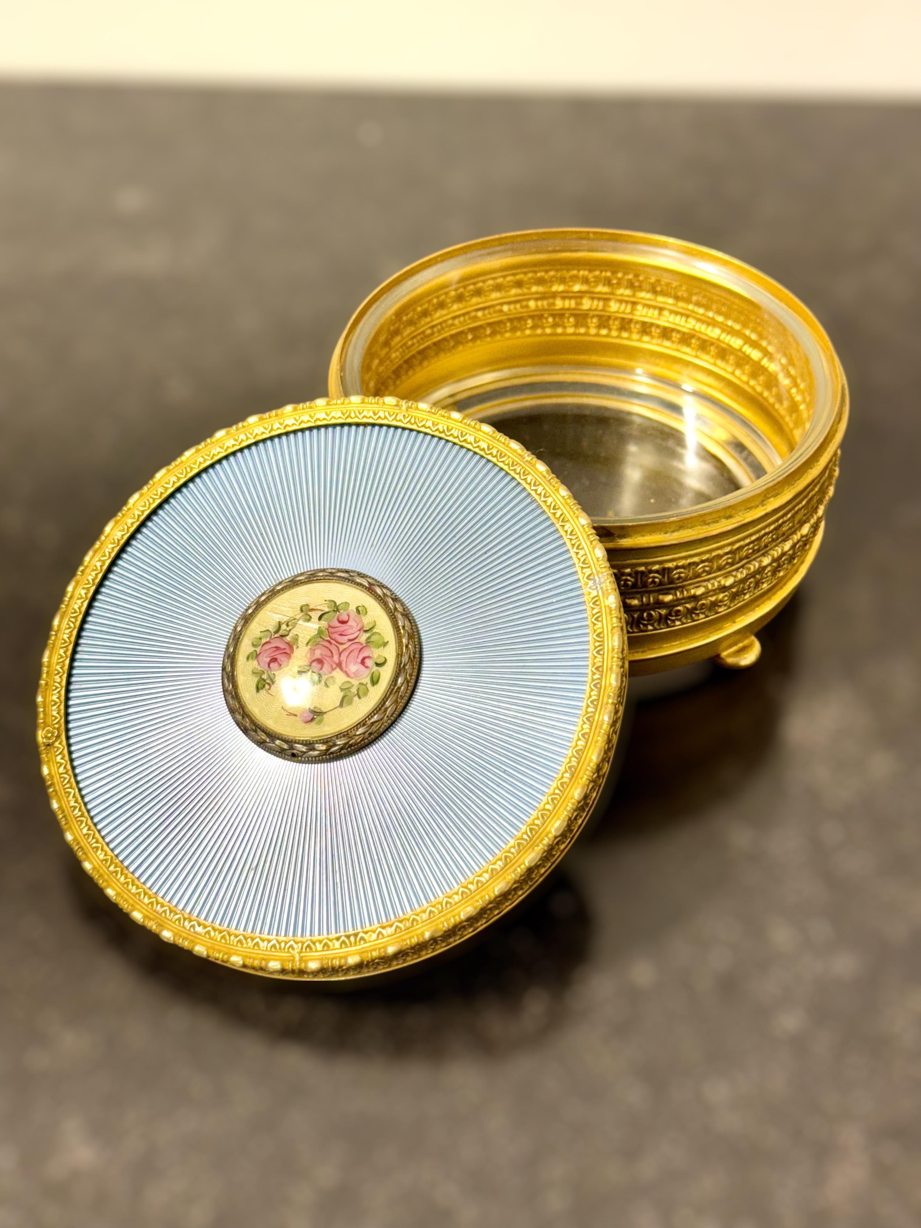 Boîte à bijoux en métal doré et émail guilloché avec miniature peinte à la main en vente 9