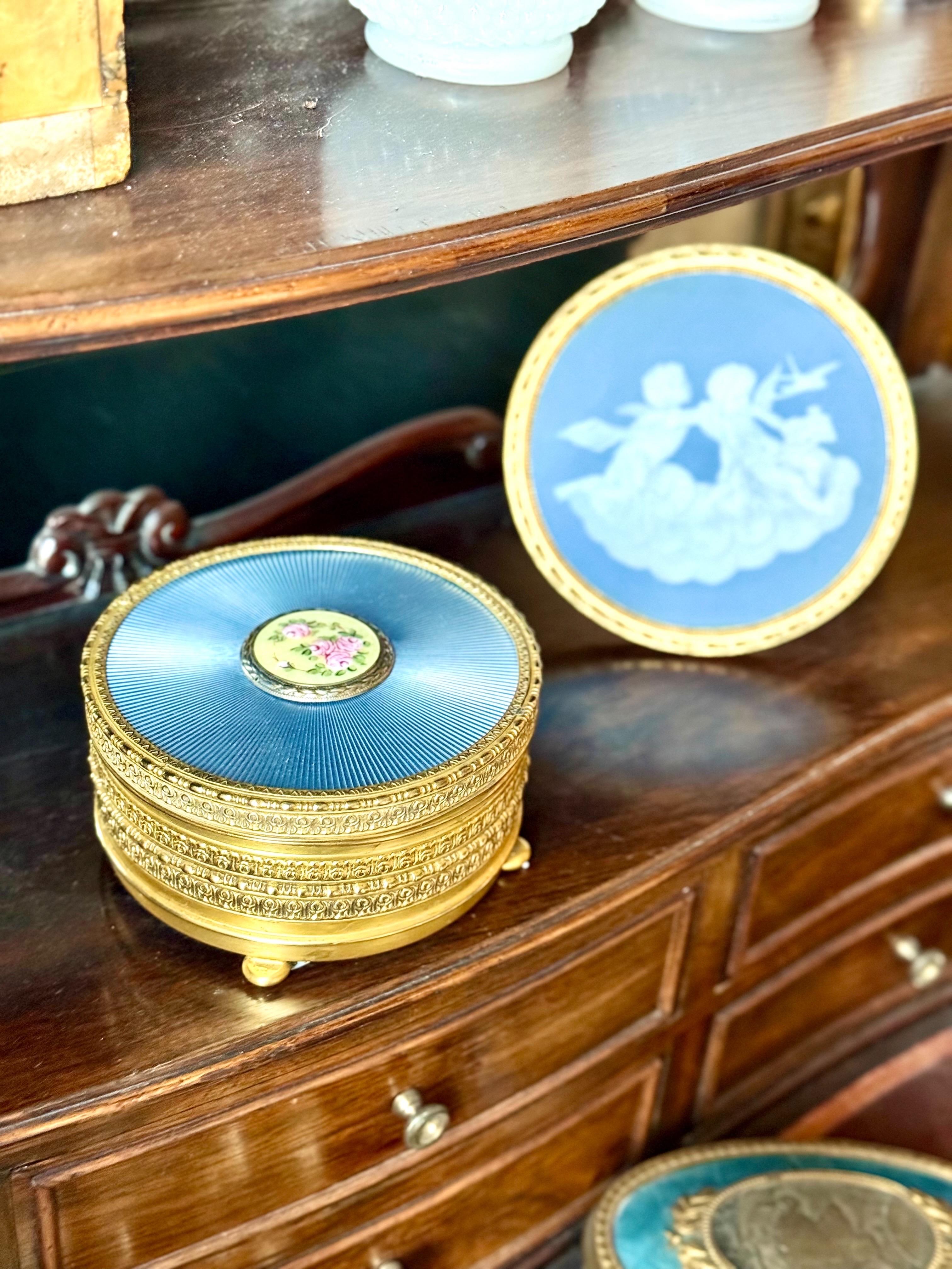 Boîte à bijoux en métal doré et émail guilloché avec miniature peinte à la main en vente 10