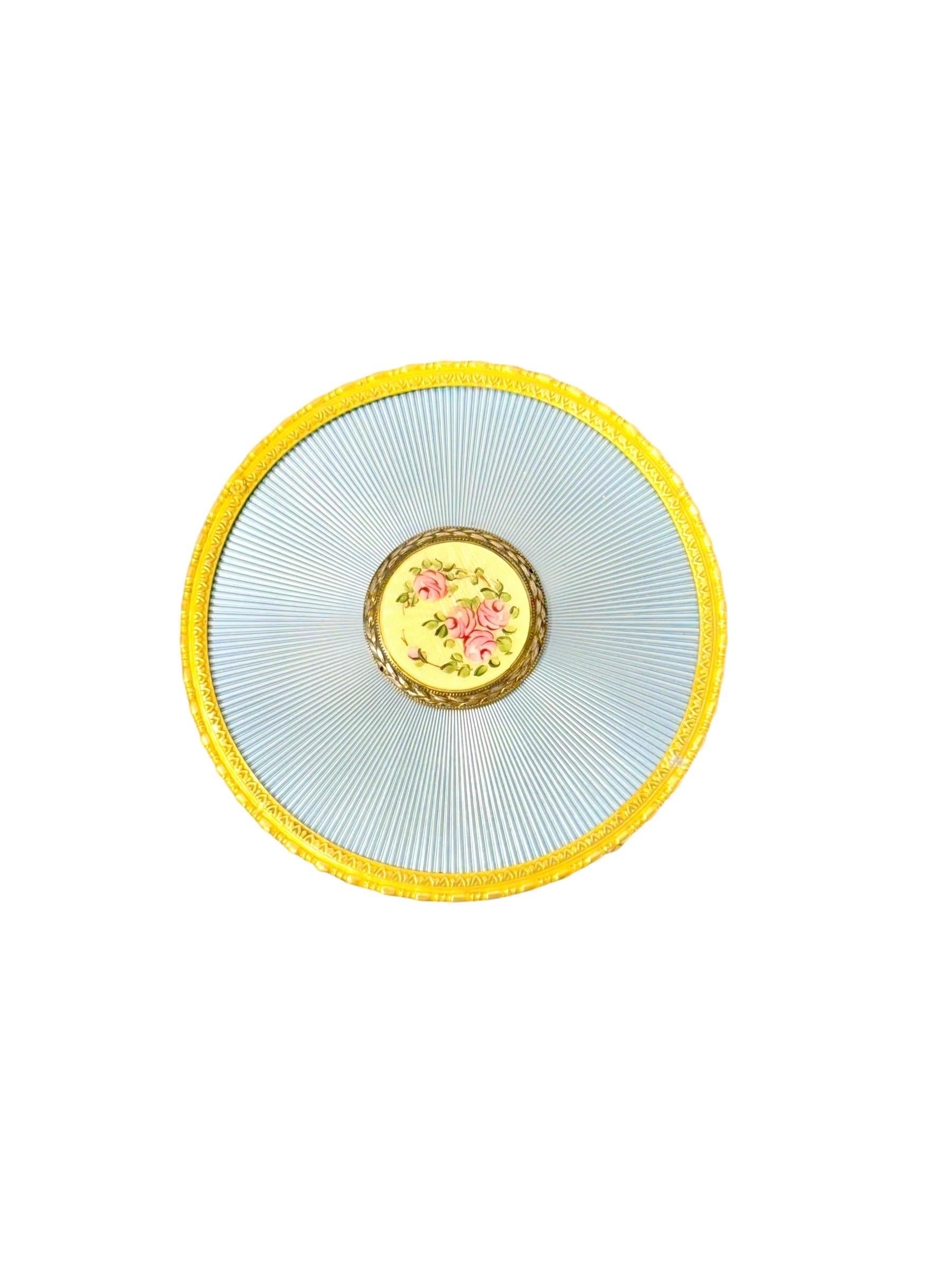 Français Boîte à bijoux en métal doré et émail guilloché avec miniature peinte à la main en vente