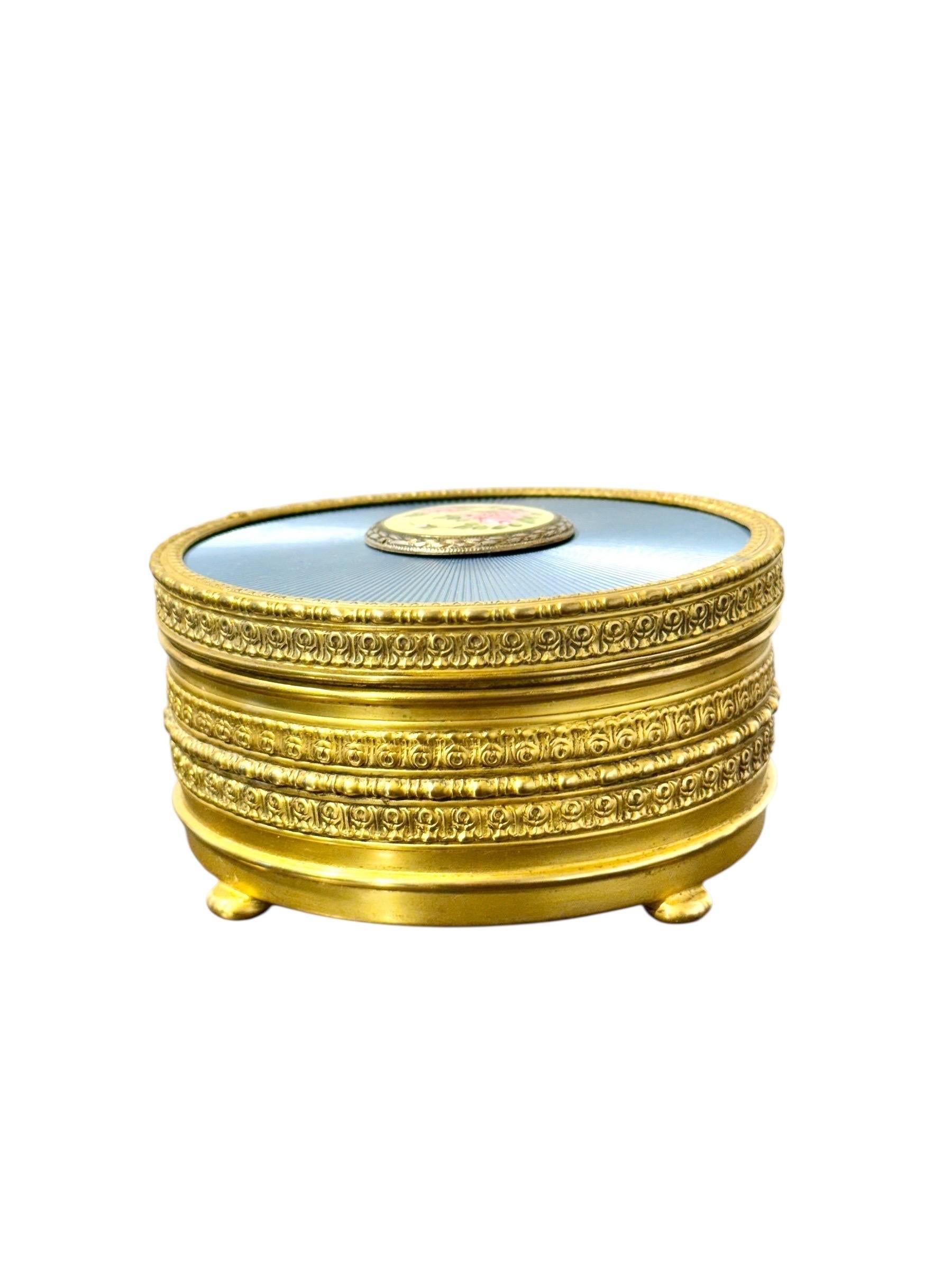 Doré Boîte à bijoux en métal doré et émail guilloché avec miniature peinte à la main en vente