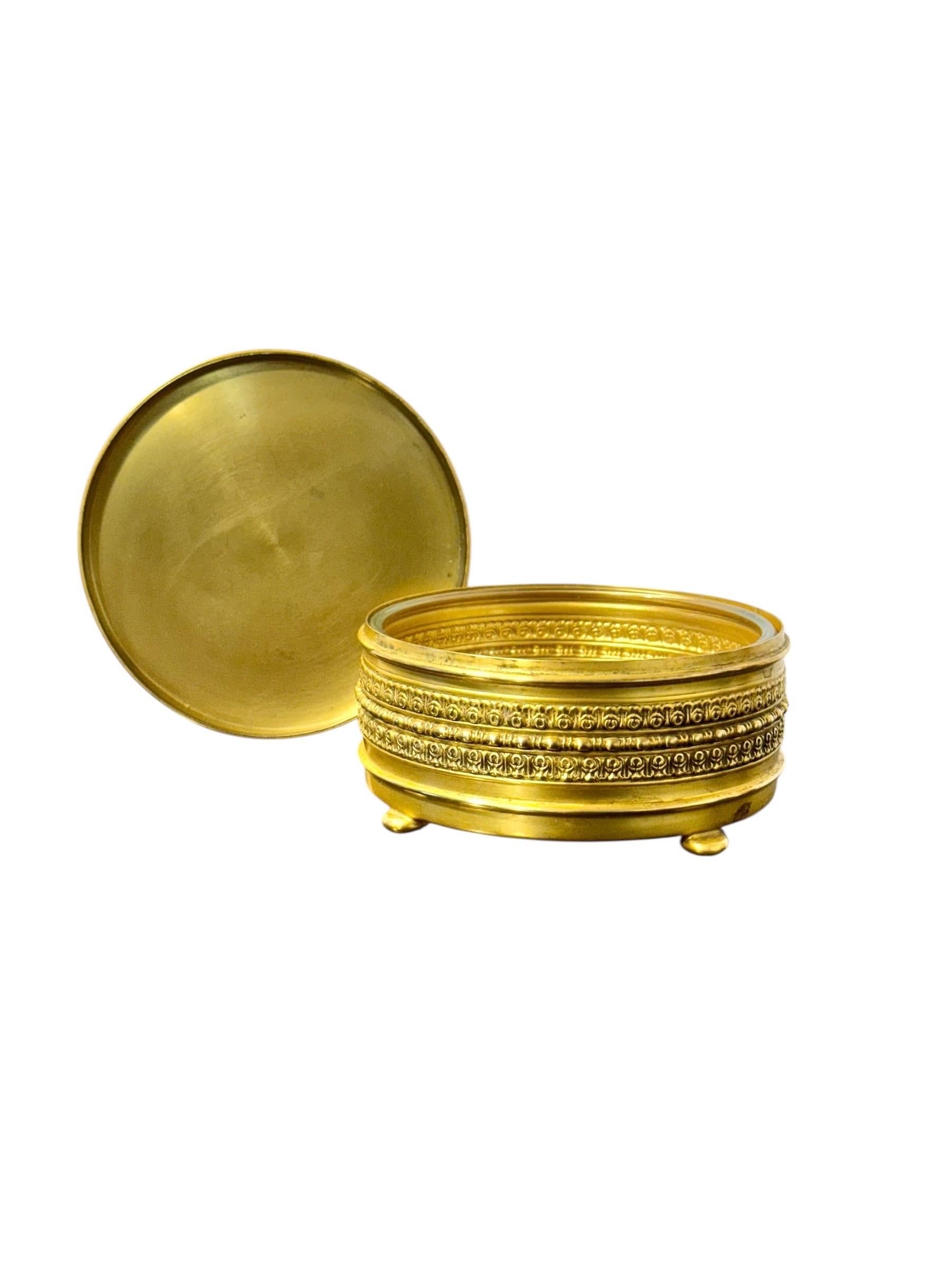 XIXe siècle Boîte à bijoux en métal doré et émail guilloché avec miniature peinte à la main en vente