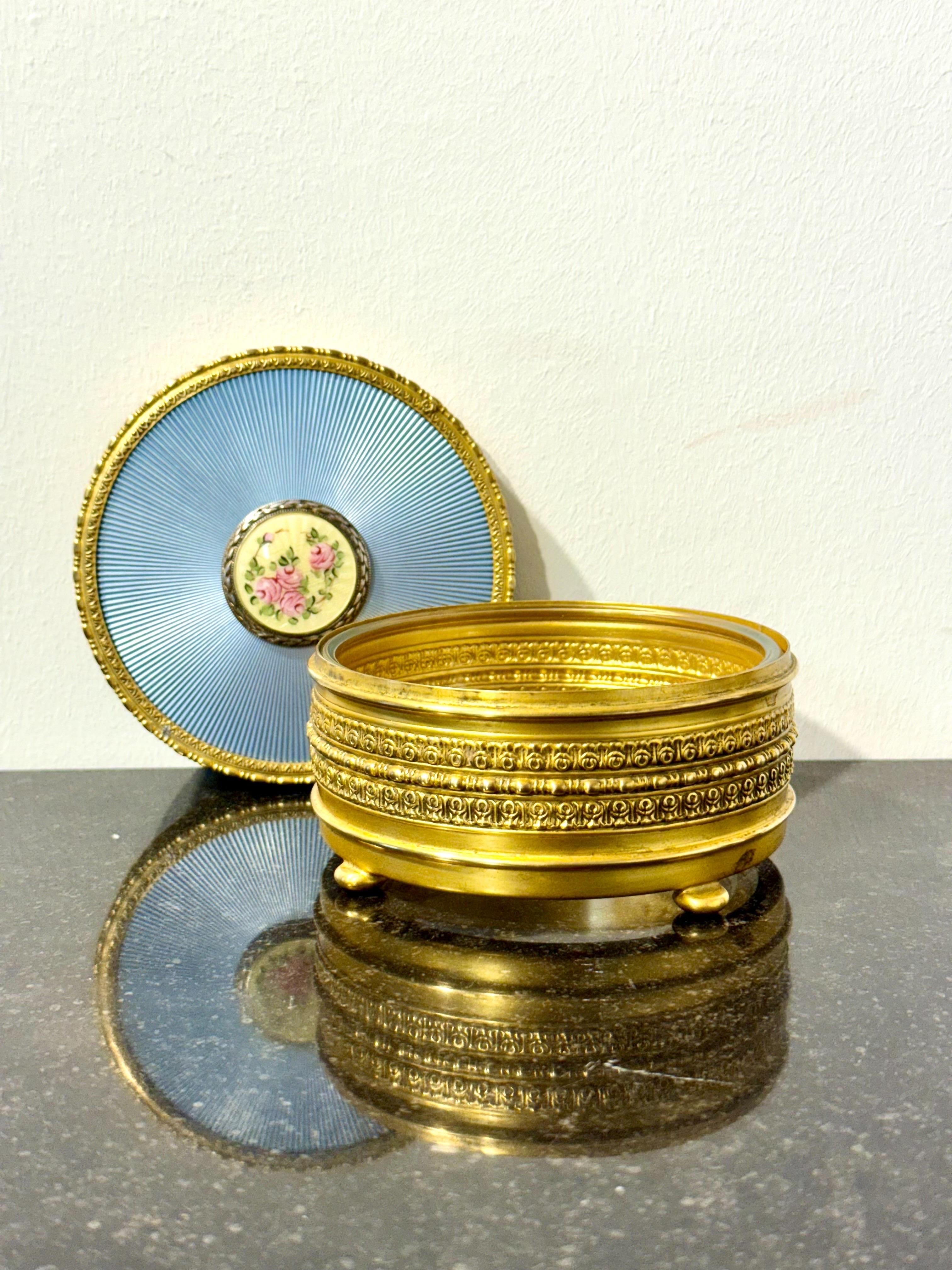 Métal Boîte à bijoux en métal doré et émail guilloché avec miniature peinte à la main en vente