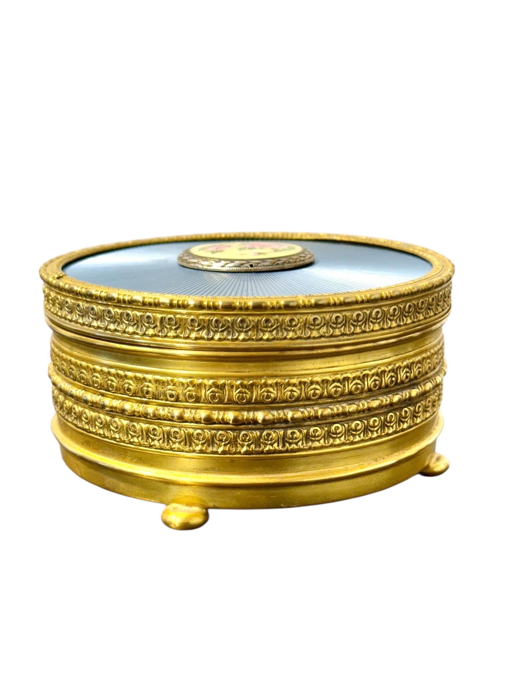 Boîte à bijoux en métal doré et émail guilloché avec miniature peinte à la main en vente 1