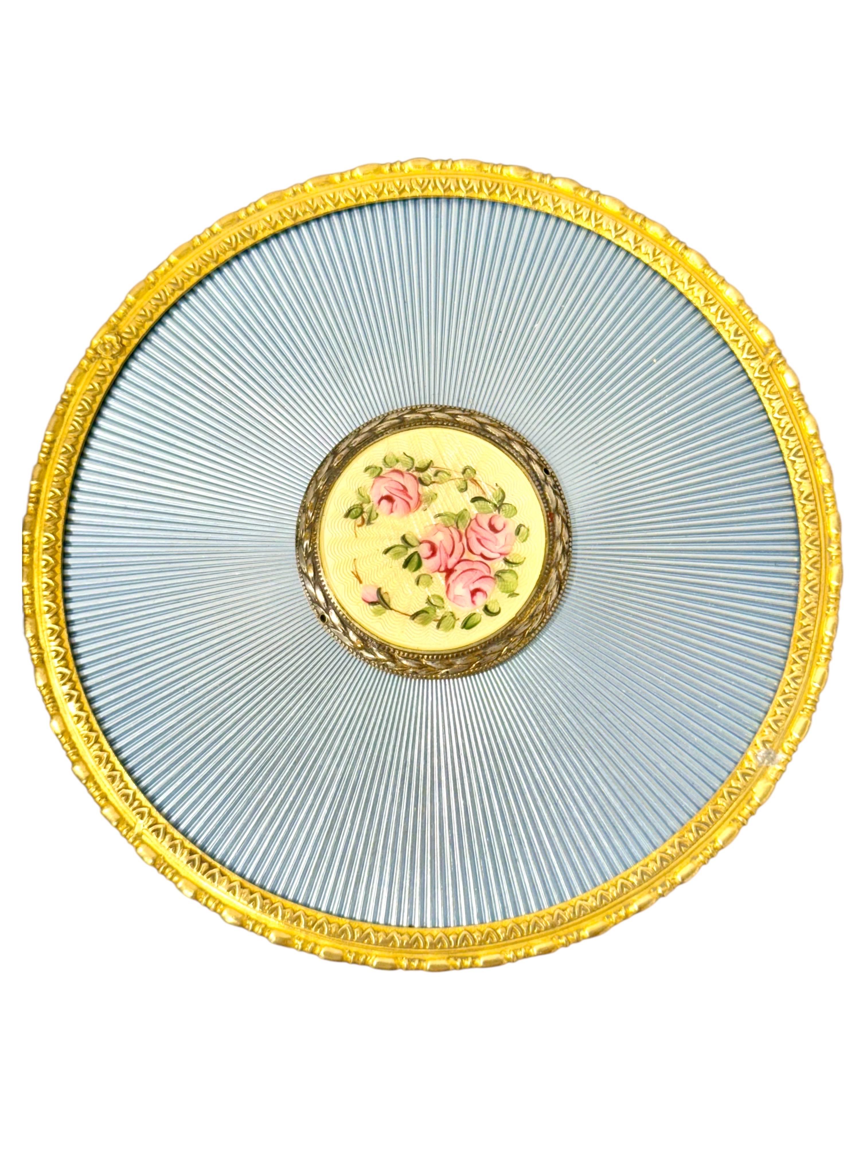 Boîte à bijoux en métal doré et émail guilloché avec miniature peinte à la main en vente 2