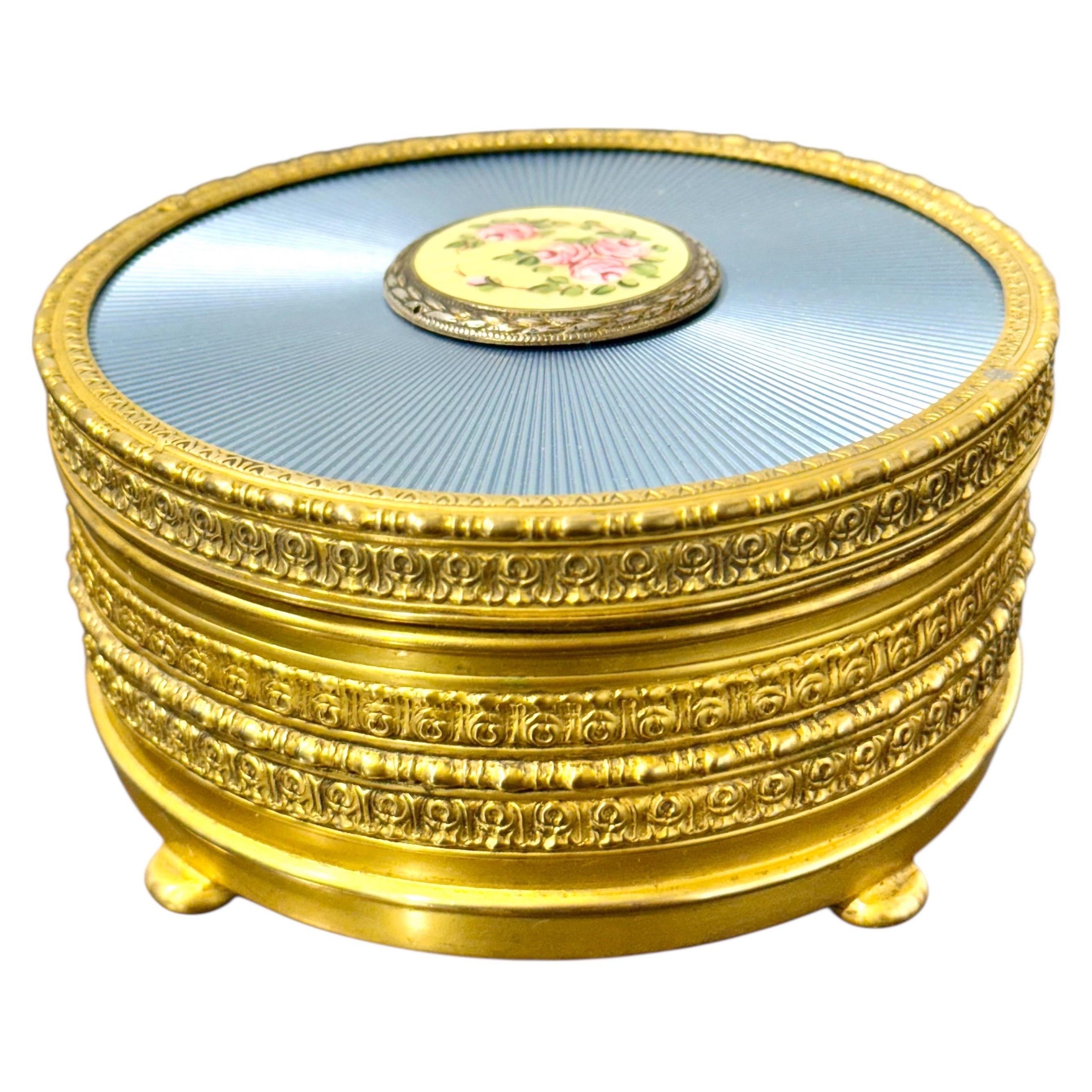 Boîte à bijoux en métal doré et émail guilloché avec miniature peinte à la main en vente
