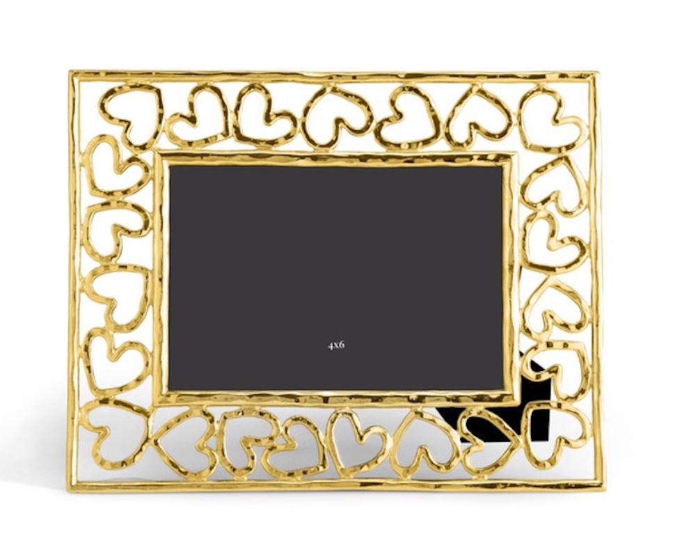 Marco de fotos corazón de metal dorado, modelo pequeño.

Presume de tus fotos favoritas en este marco de fotos con forma de corazón. La colección Corazón se basa en el símbolo sencillo pero universal del amor, la esperanza, la amistad y el cariño.