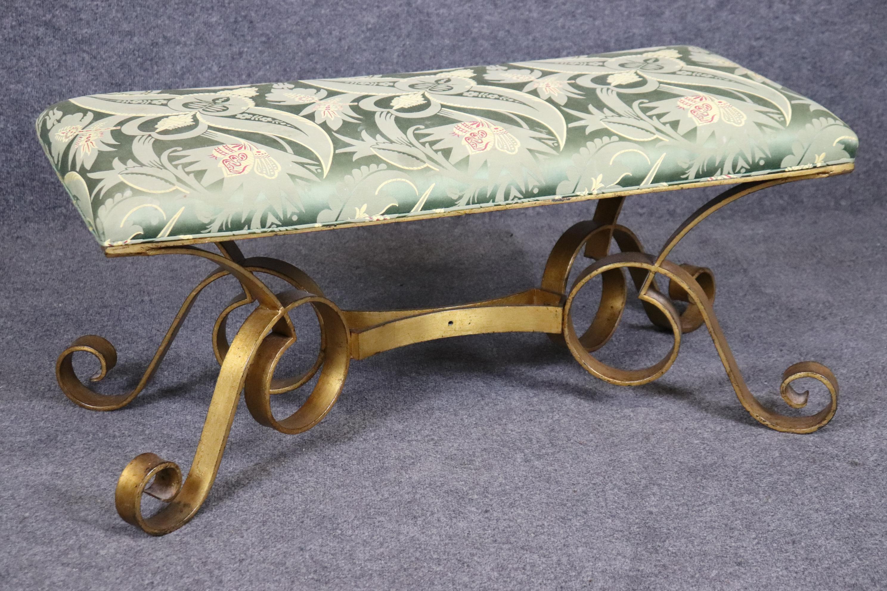 Il s'agit d'une élégante banquette en fer forgé Hollywood Regency avec des éléments dorés et une magnifique tapisserie d'ameublement en bon état d'usage. Mesure 39,5 de large x 18 de profondeur x 18,5 de hauteur d'assise. Bon état d'usage vintage. 