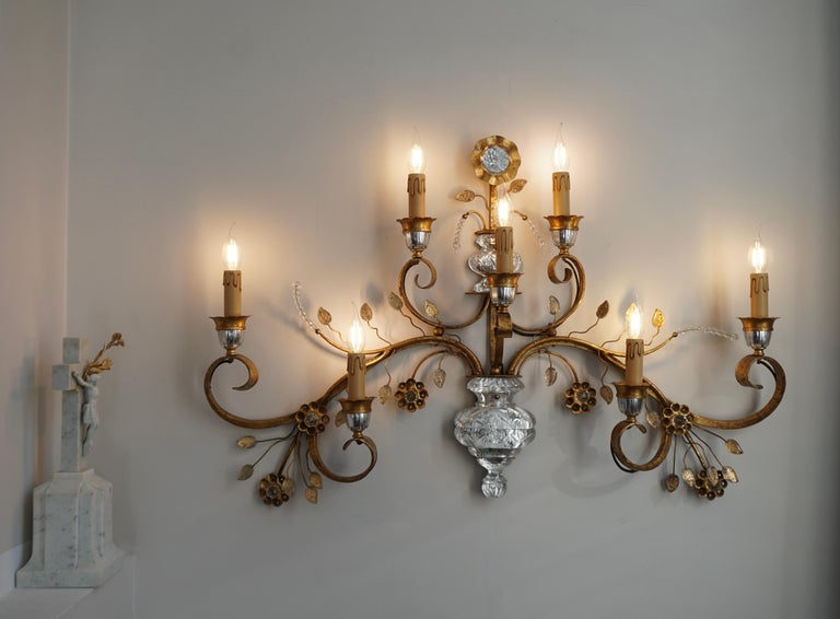 Gilded Metal Leaf and Glass Flower Wall Sconce Light Fixture In Good Condition For Sale In Antwerp, BE