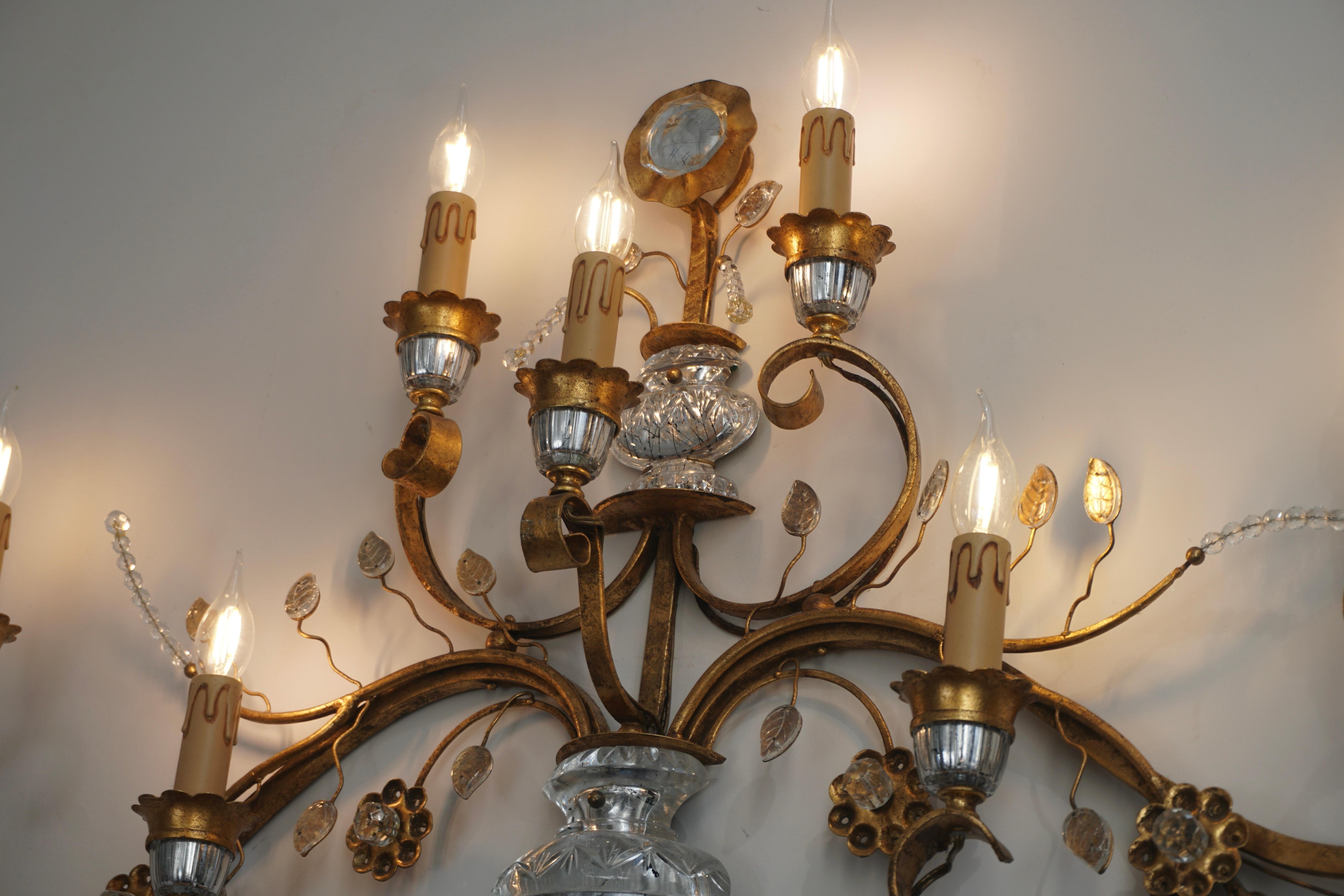 Gilded Metal Leaf and Glass Flower Wall Sconce Light Fixture In Good Condition For Sale In Antwerp, BE