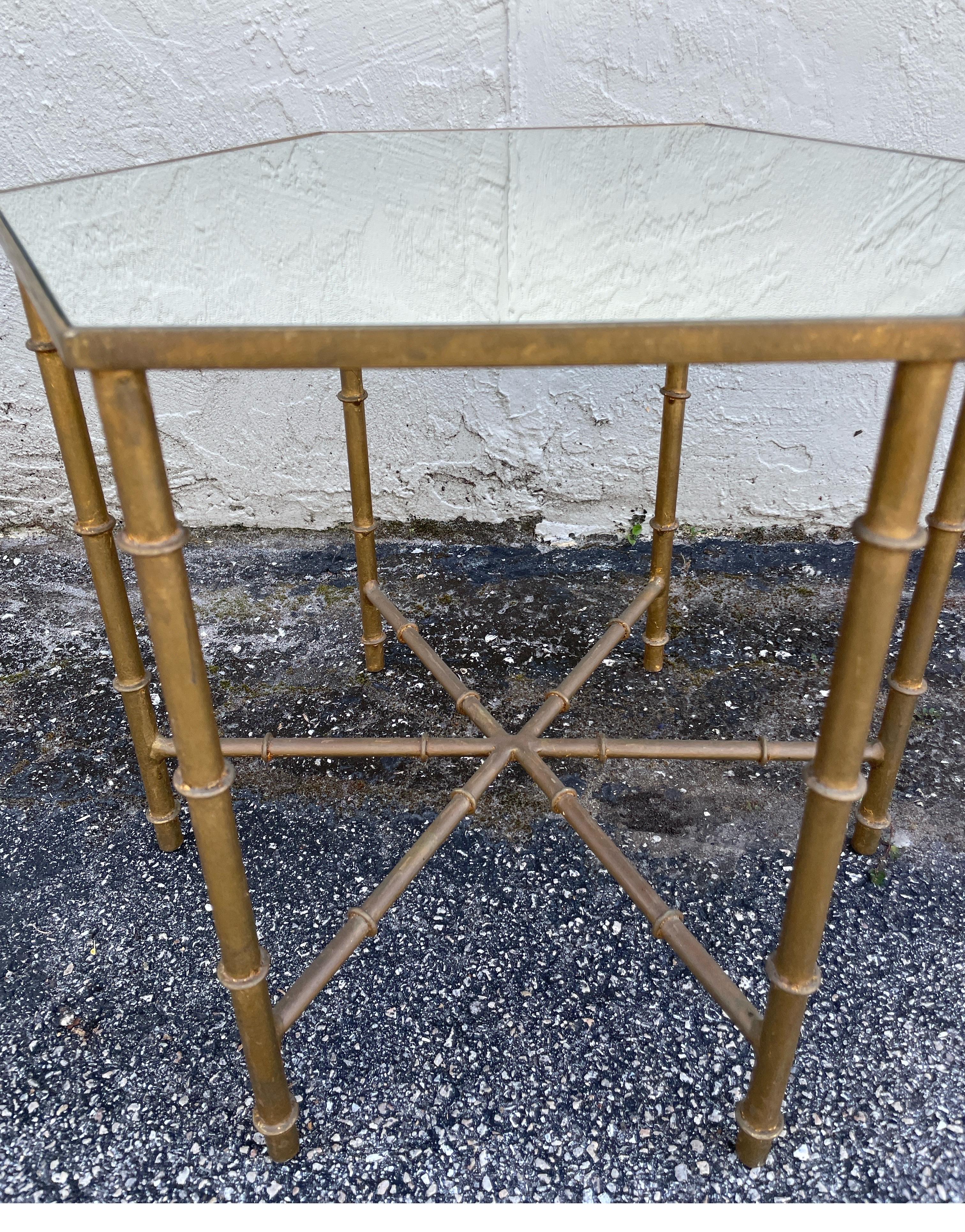 Petite table octogonale italienne en métal doré avec plateau en miroir.