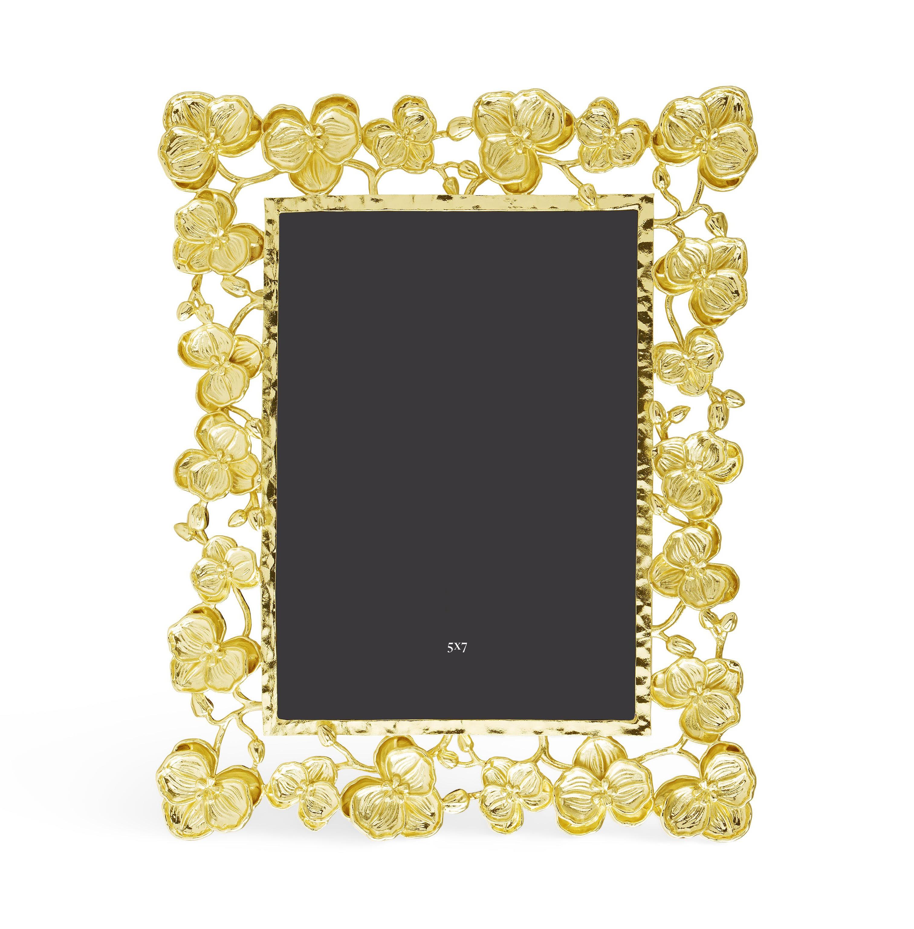 Marco de fotos de metal dorado con motivo de orquídeas.

Este marco de fotos decorativo de metal dorado con un borde floral de delicadas orquídeas realzará la belleza de cualquier foto. Se puede colgar horizontal o verticalmente.

Marco de fotos: