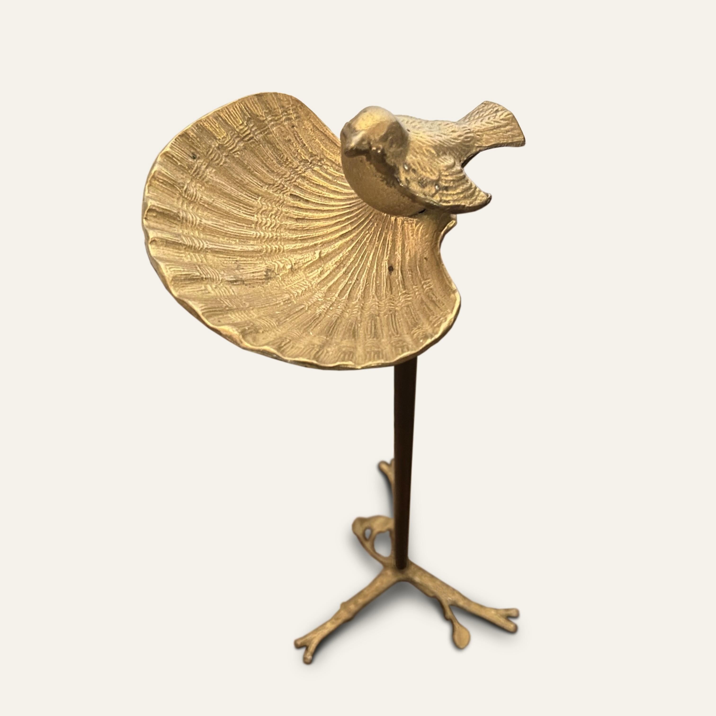 Europeo Videopoche in piedi in metallo dorato con uccello, circa 1940 in vendita