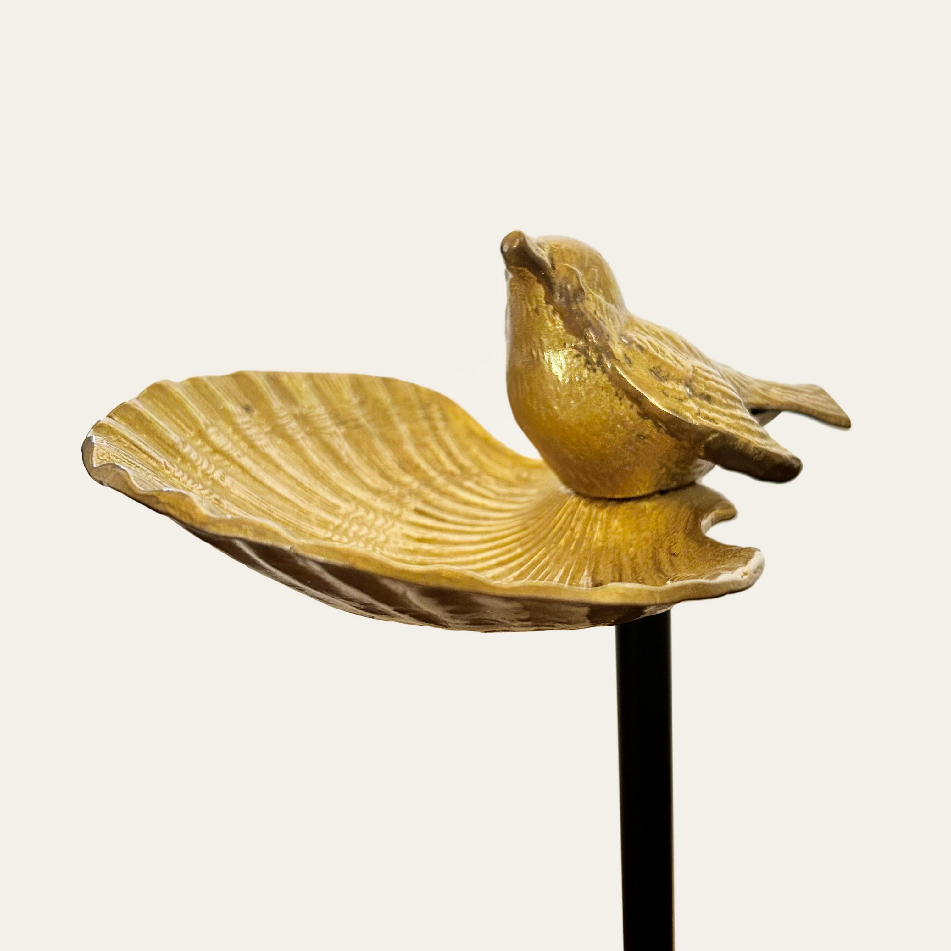 Placcato oro Videopoche in piedi in metallo dorato con uccello, circa 1940 in vendita