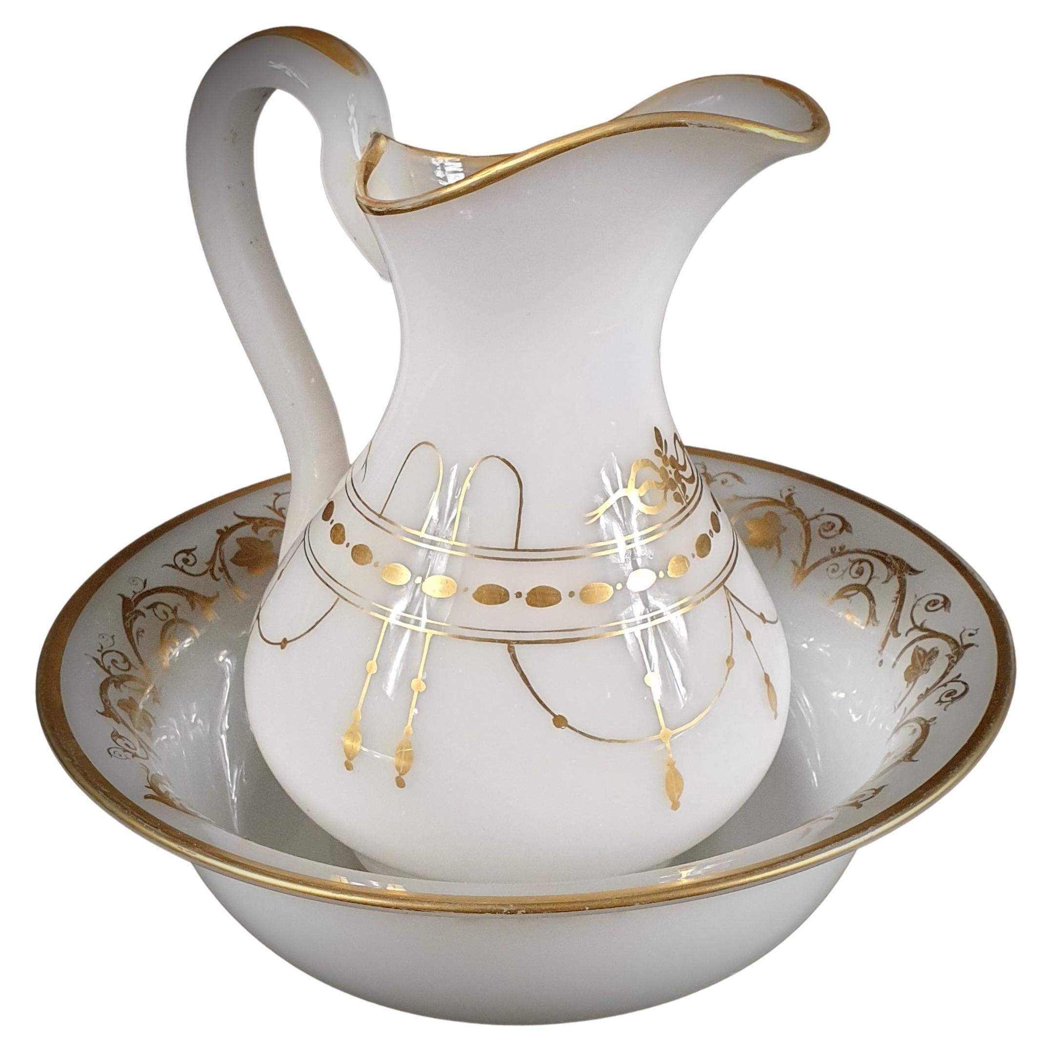 Vergoldetes milchig-weißes transluzentes Opalglas Krug & Schale. Frankreich Ende 19. Jahrhundert