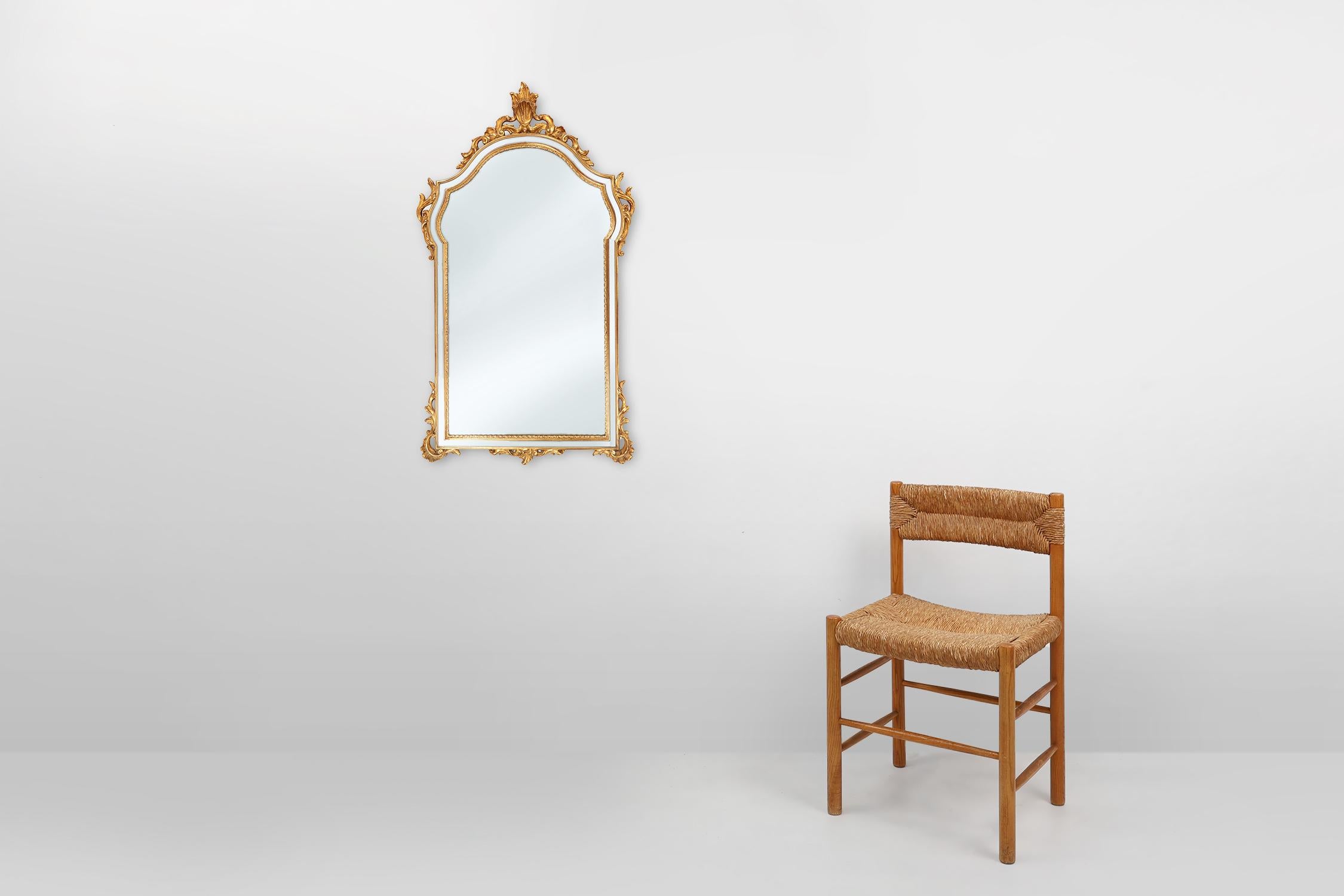 Belgien / 1950 / Spiegel / Deknudt / Harz / Louis XV / Mitte des Jahrhunderts / Vintage

Schöner großer vergoldeter Deknudt-Spiegel aus dem 20. Jahrhundert im Louis XV-Stil. Dieser belgische Wappenspiegel mit Blumendekoration hat einen klassischen