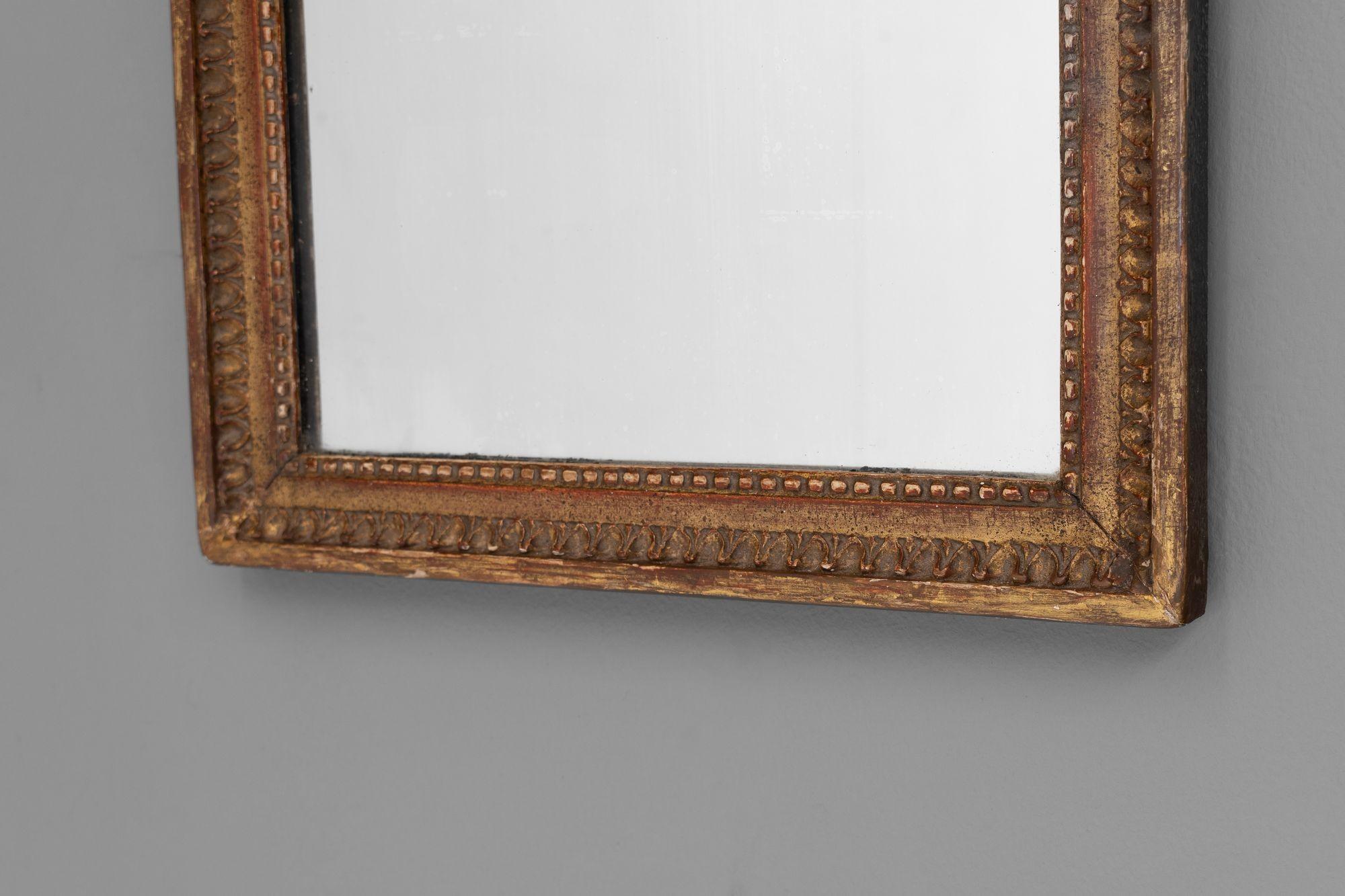 Pequeño espejo rectangular retrato/paisaje con placa de espejo envejecida. Alrededor de 1870.

Alto 42 cm x Ancho 31 cm x Fondo 3 cm